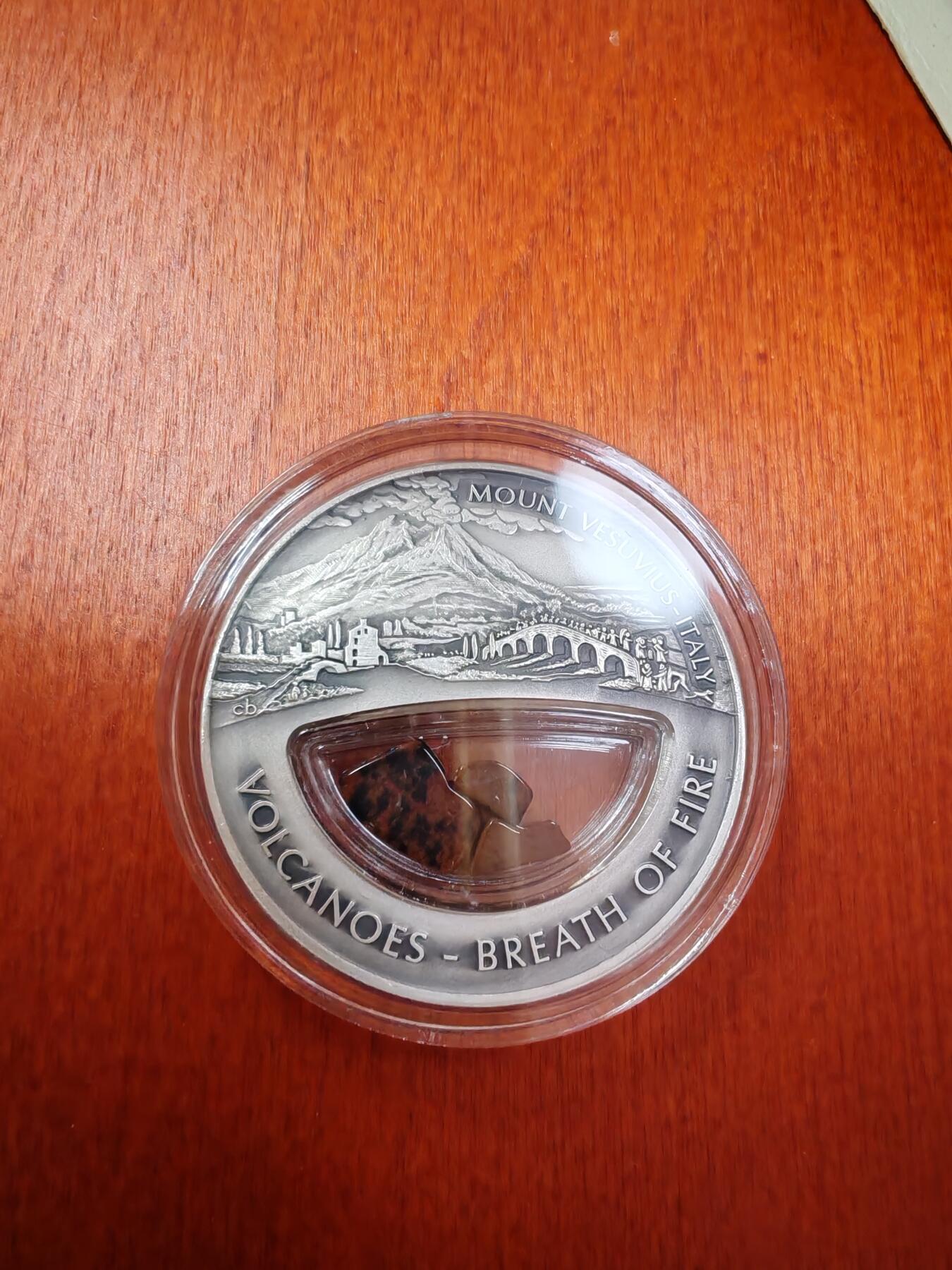 长老汇龙年精选第二十场拍卖 2013斐济火山之火系列之意大利维苏威火山10元精制填充银币，盒证全，999枚