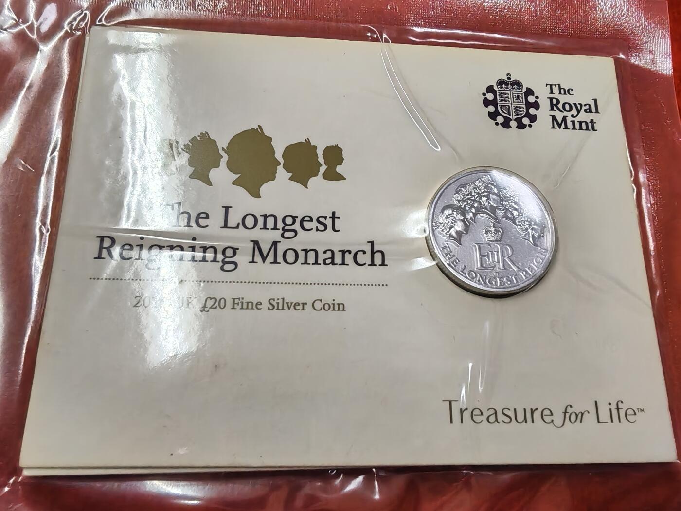 长老汇龙年精选第二十场拍卖 2015英国在位时间最长的君主20英镑银币，卡装（2）
