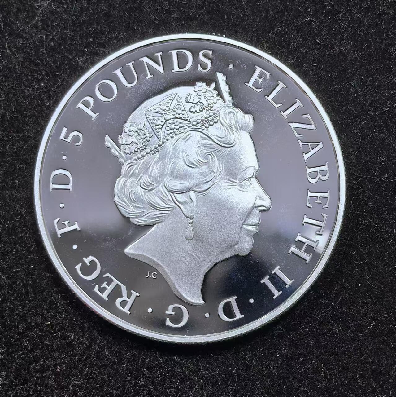 北京马甸外国币专卖微拍第124期，外国金银币专场，陆续上新，欢迎关注 2015年英国乔治屠龙精制银币1盎司.马剑.新版女王头像.限量7500枚，抢手品种盒证齐全