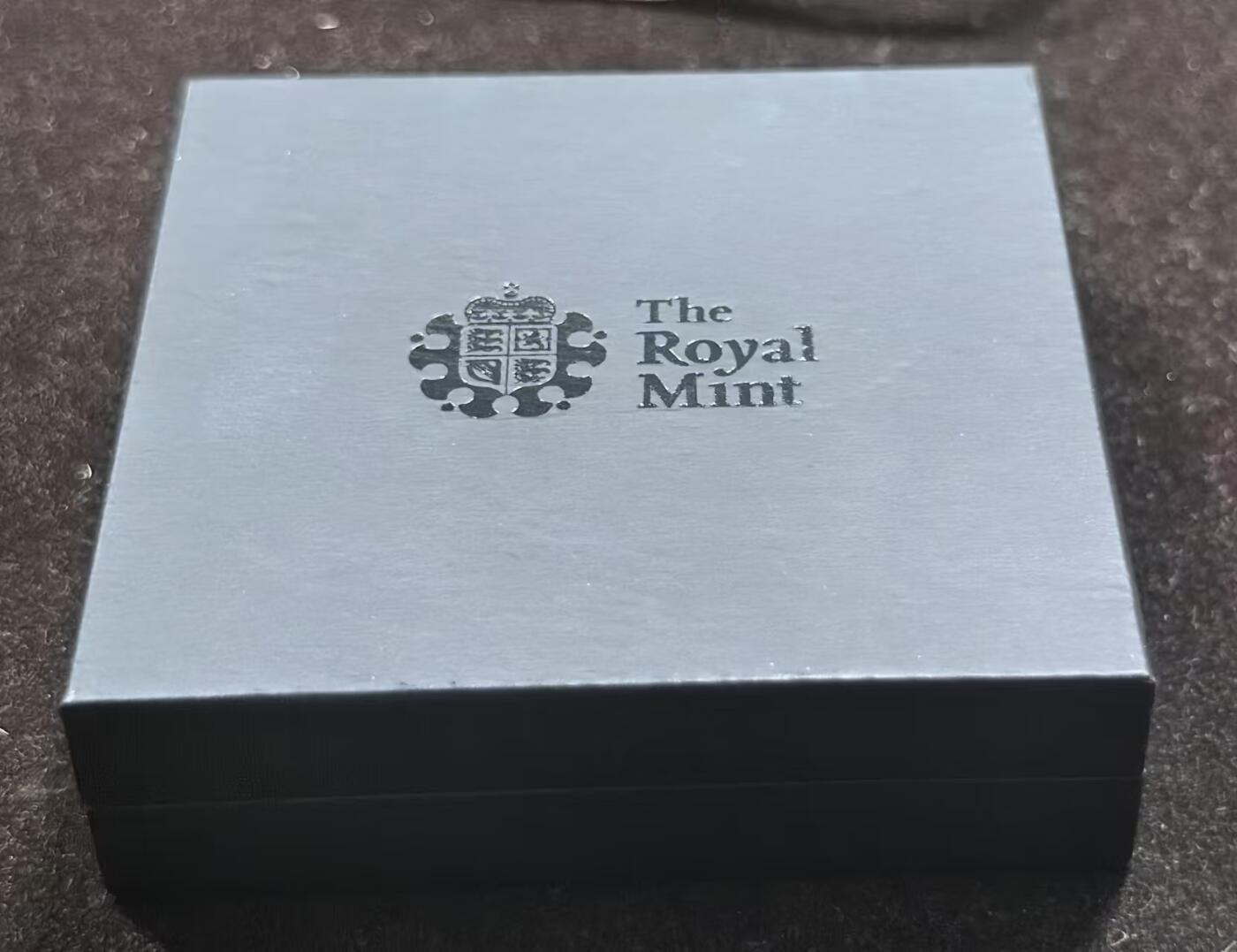 北京马甸外国币专卖微拍第124期，外国金银币专场，陆续上新，欢迎关注 2015年英国乔治屠龙精制银币1盎司.马剑.新版女王头像.限量7500枚，抢手品种盒证齐全