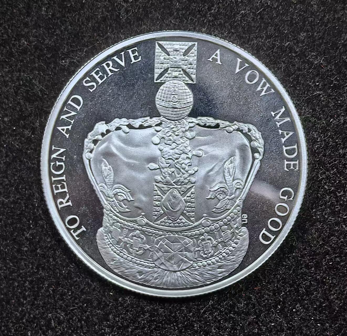 北京马甸外国币专卖微拍第124期，外国金银币专场，陆续上新，欢迎关注 2013年英国5镑精制纪念银币 伊丽莎白二世钻石加冕 重量：28.28g 含银：92.5%，热门品种盒证齐全