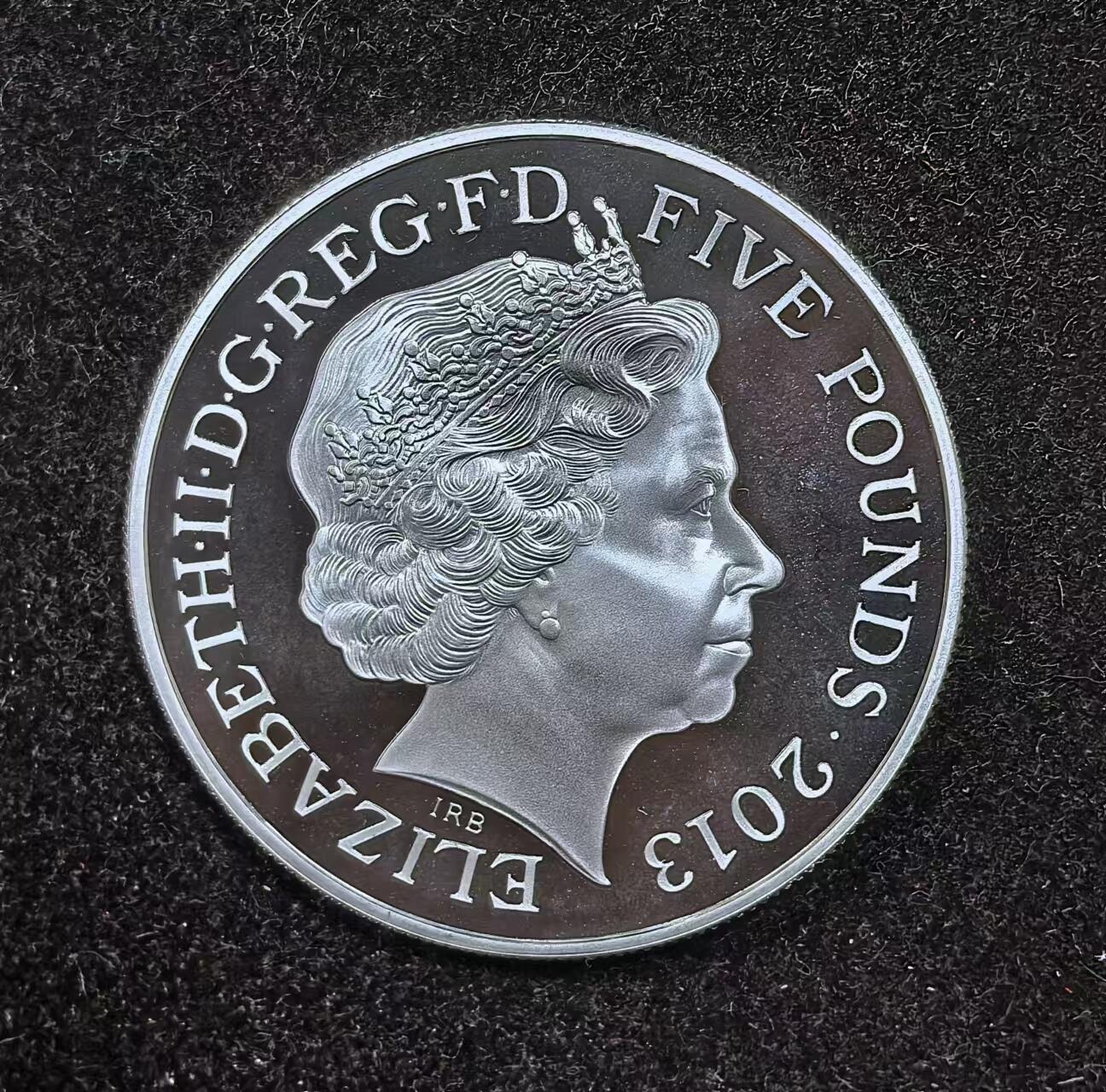 北京马甸外国币专卖微拍第124期，外国金银币专场，陆续上新，欢迎关注 2013年英国5镑精制纪念银币 伊丽莎白二世钻石加冕 重量：28.28g 含银：92.5%，热门品种盒证齐全