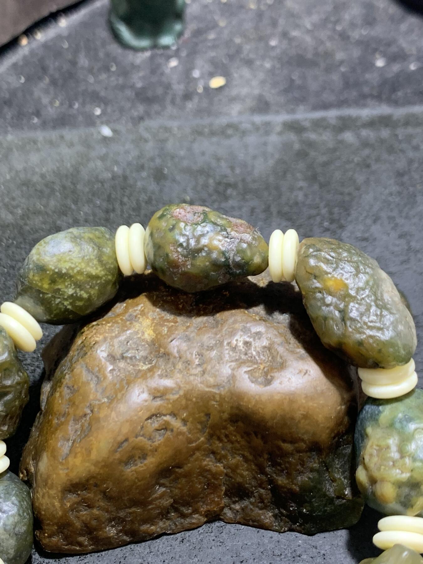 精美绿草花纹筋脉石玛瑙原石手串一条，
