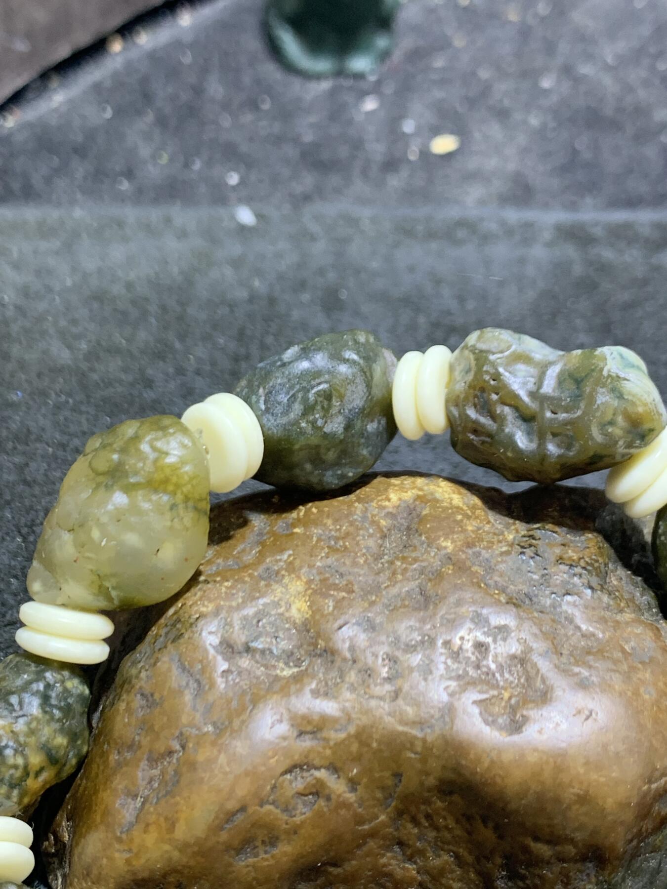 精美绿草花纹筋脉石玛瑙原石手串一条，
