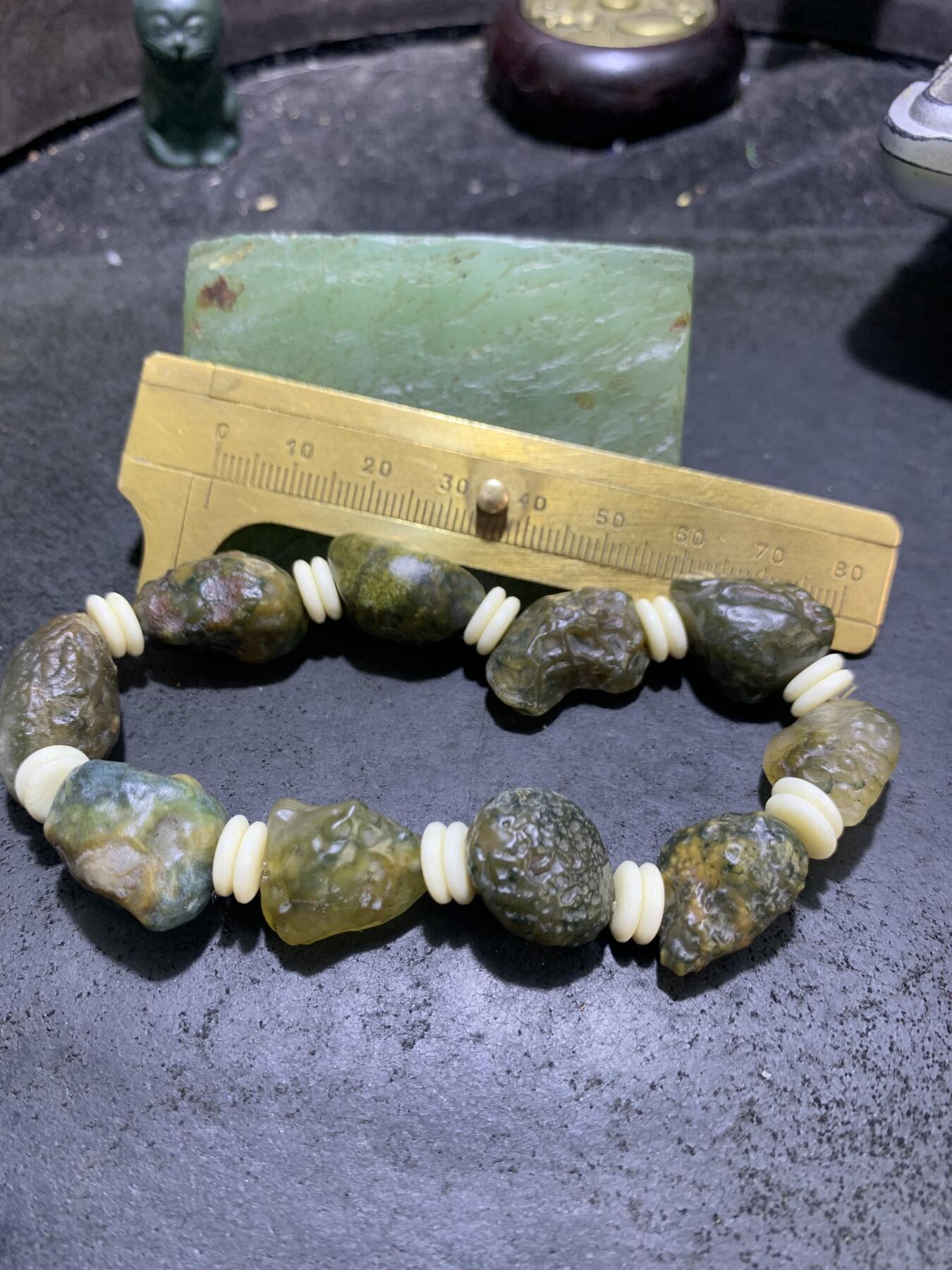 精美绿草花纹筋脉石玛瑙原石手串一条，