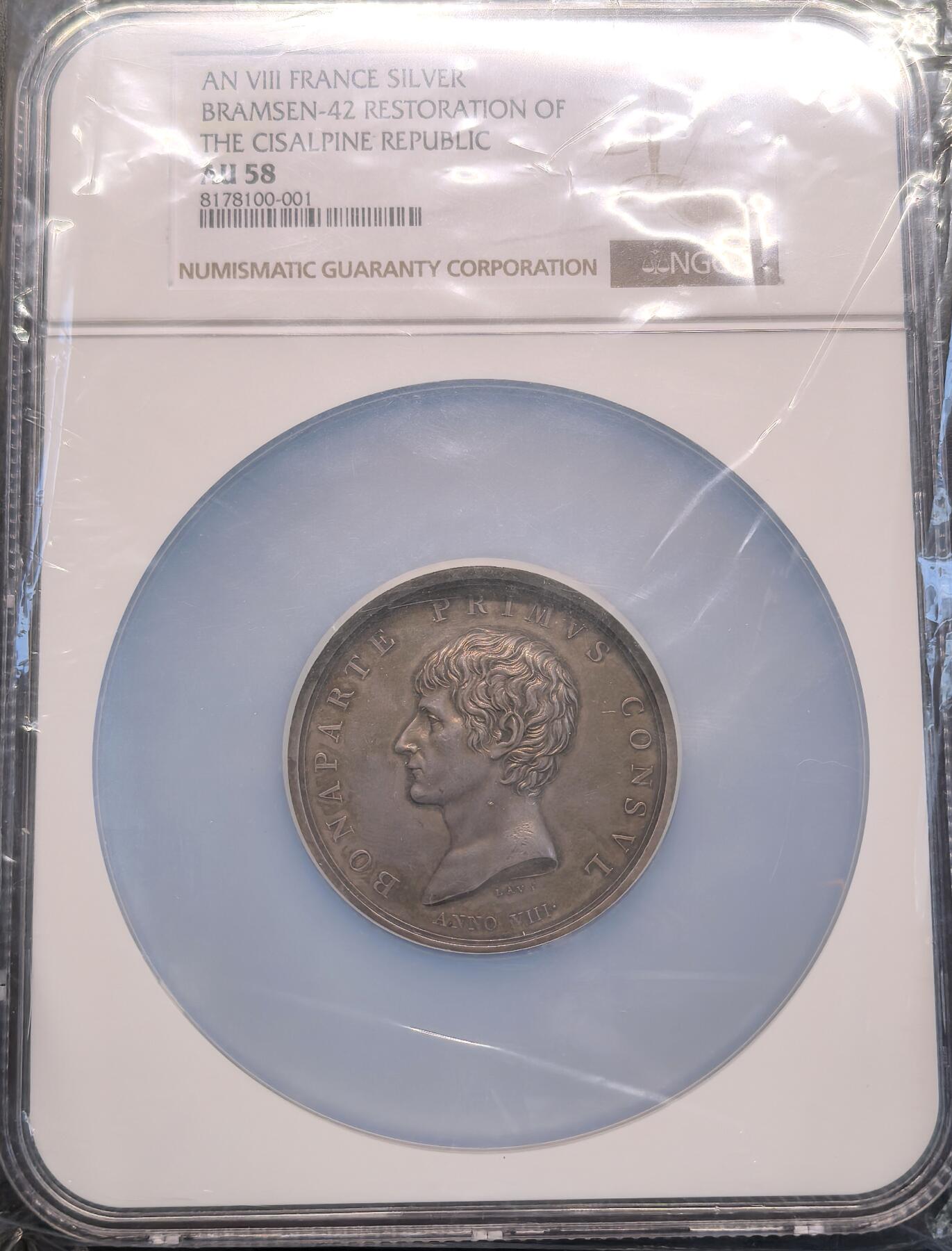 凡希社世界钱币微拍第二百八十期 稀！历史名章 ANVIII(1800)法兰西第一执政拿破仑重建奇萨尔皮尼共和国纪念银章NGC-AU58，意大利币章名家Lavy雕模，正面的拿破仑英俊威武，背面赫拉克勒斯两手扶起地上的意大利女神，珍稀且设计极为精美。欧洲拍卖行XF-UNC裸章落槌价在1100-2600欧不等，参见后三图。传世五彩浓郁，设计