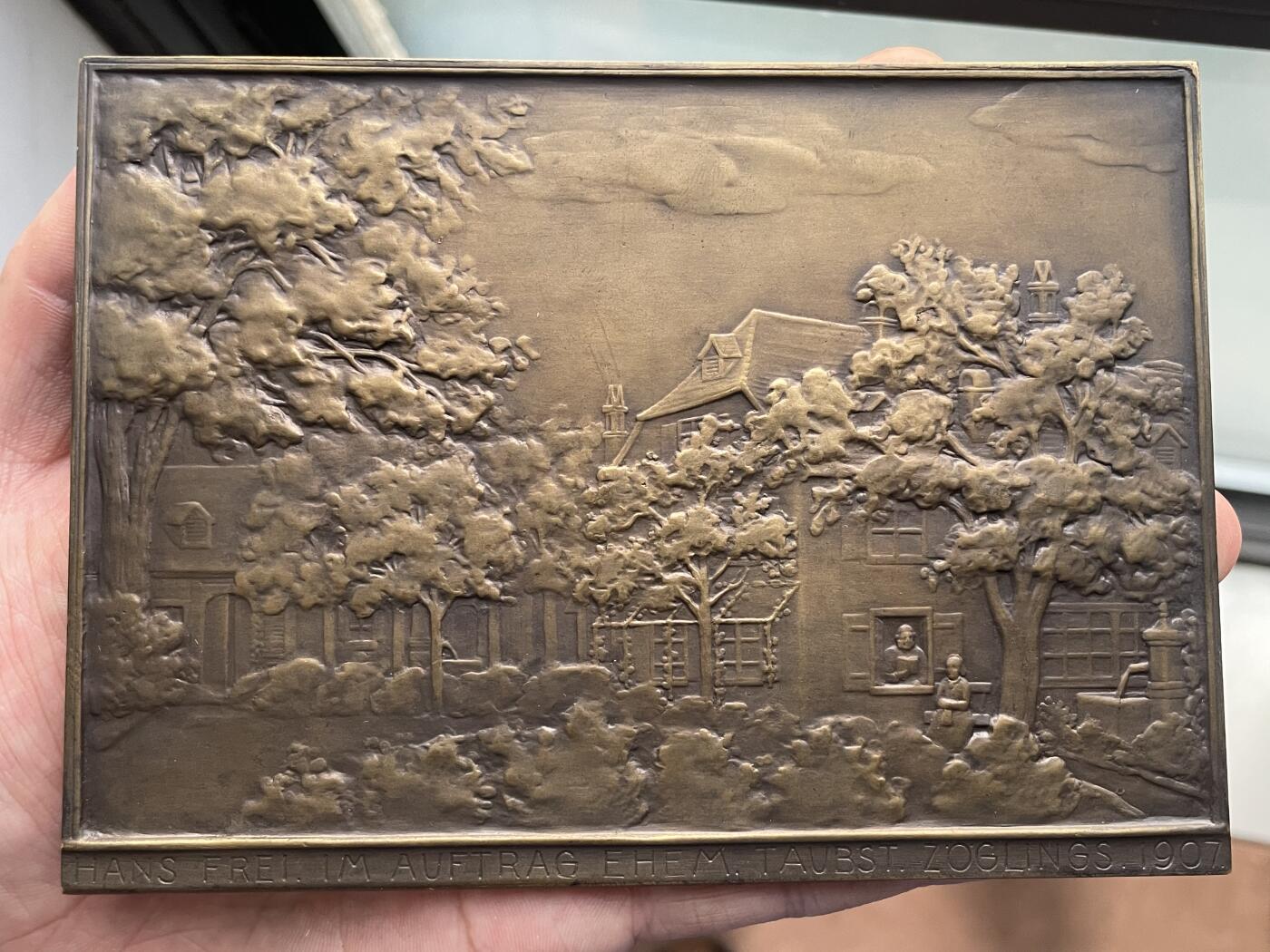 「木头集藏」章牌精品专场！ Hans Frei～1907年瑞士致敬恩师阿诺德夫妇大型双面矩形浇铸铜章，尺寸：139×100mm，404g，罕见品种。这么大尺寸的双面矩形浇铸铜章在当时就很罕见。由瑞士里恩聋哑人机构的学生集资委托铸造，献给他们的校监威廉·阿诺德（Wilhelm Daniel Arnold）及其妻子多萝西娅 。正面是阿诺德夫妇的半身像，背面是阿诺德夫妇置身于绿树掩映的校舍里。