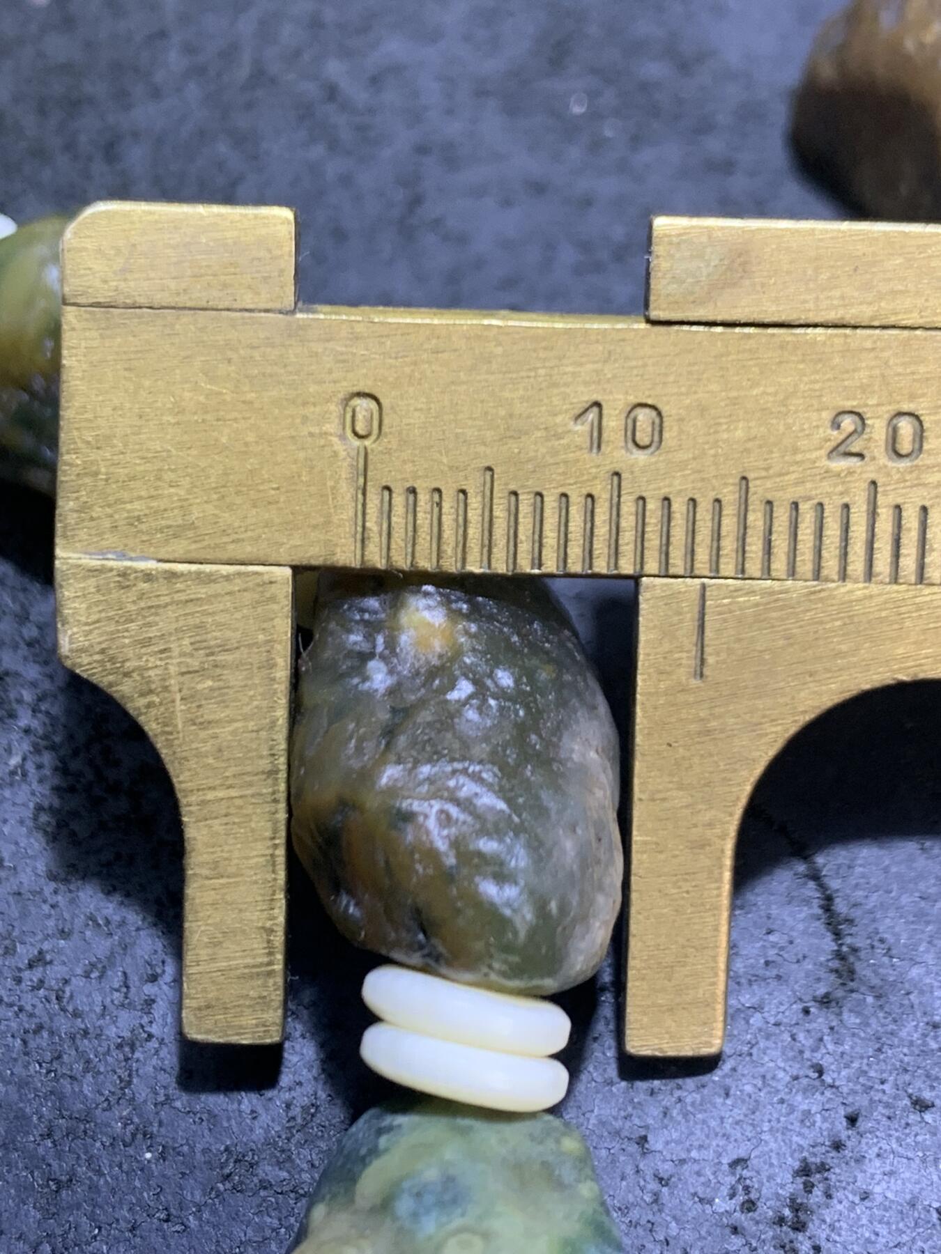 精美绿草花纹筋脉石玛瑙原石手串一条，