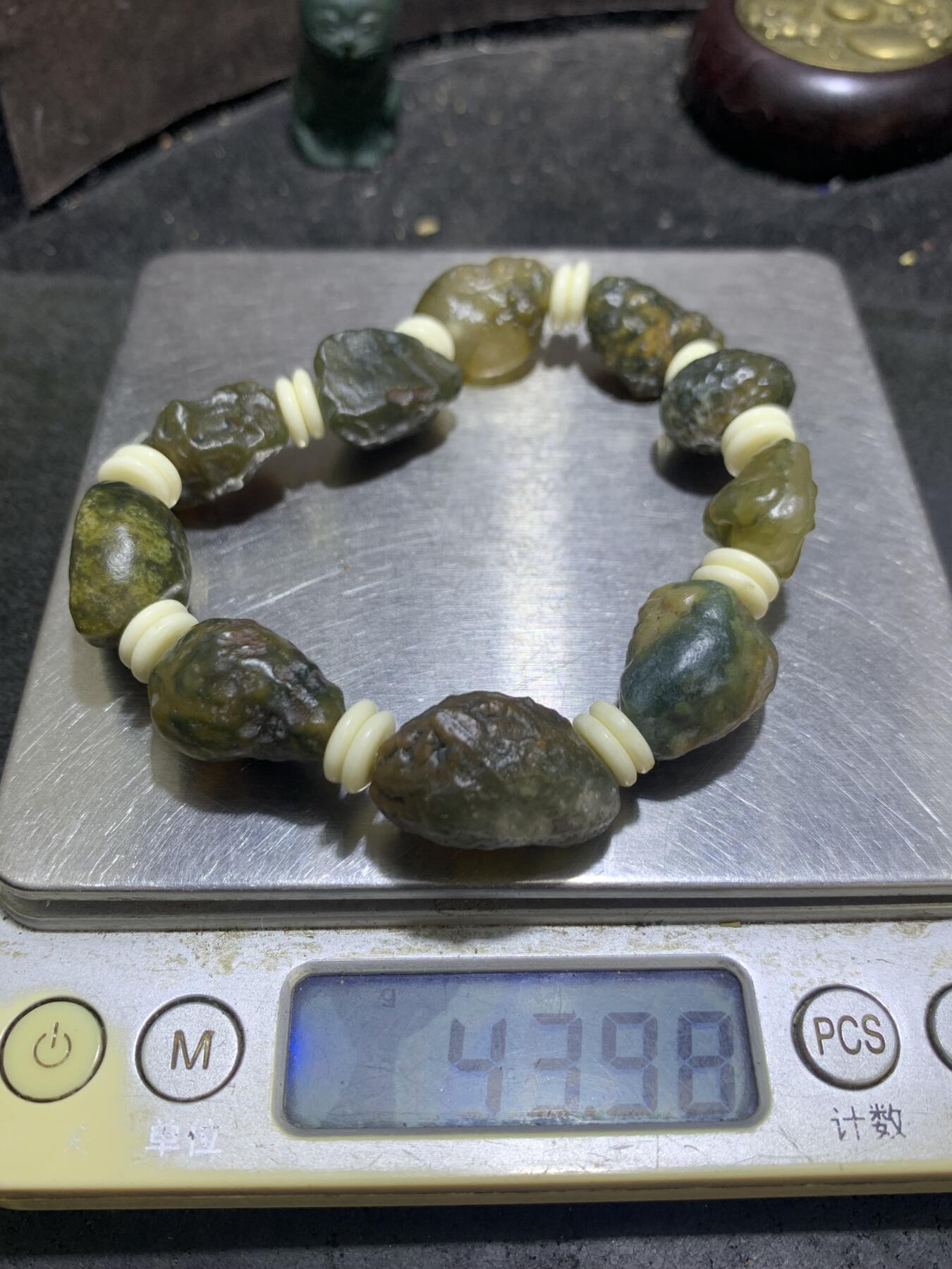精美绿草花纹筋脉石玛瑙原石手串一条，
