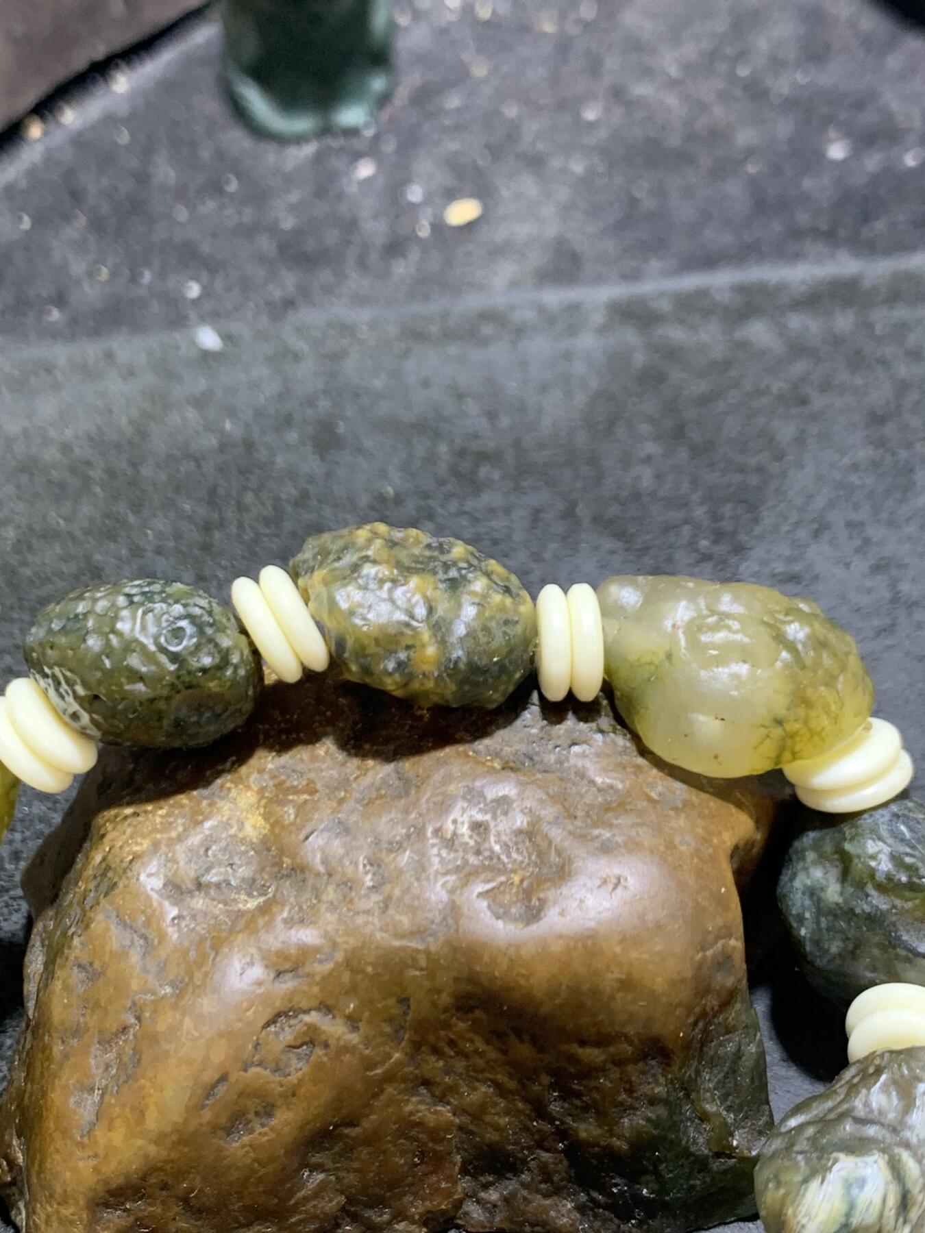 精美绿草花纹筋脉石玛瑙原石手串一条，