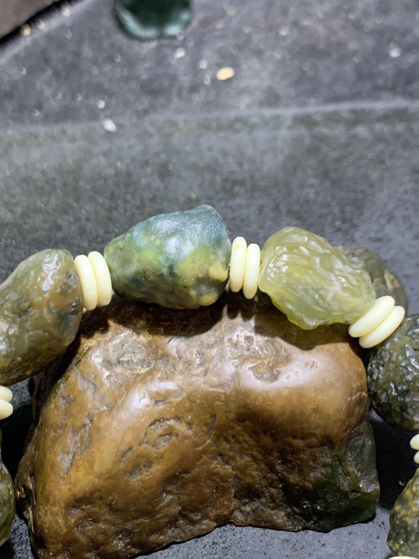 精美绿草花纹筋脉石玛瑙原石手串一条，