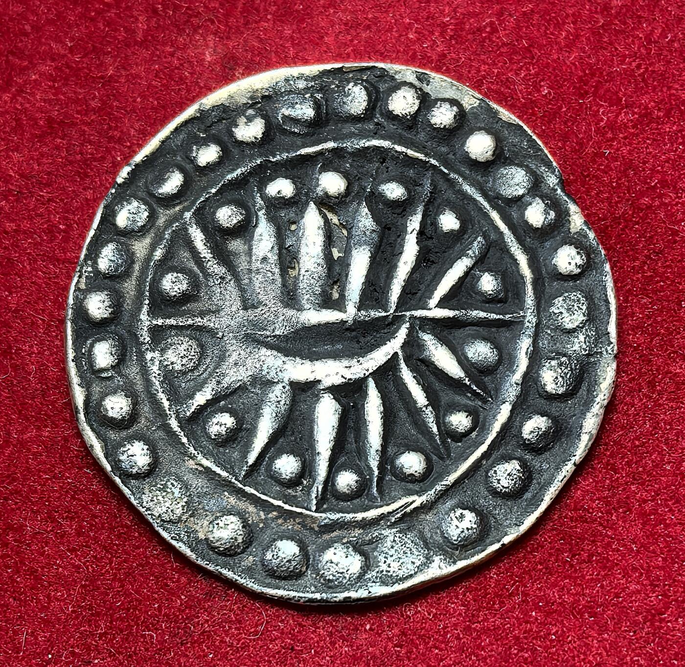 凡希社世界钱币微拍第二百八十期 七世纪骠国UNIT银币，实重7.29g，后期减重版本，表面一层黑色板结物，实际币重更轻，ROBINSON&SHAW目录编号3.9