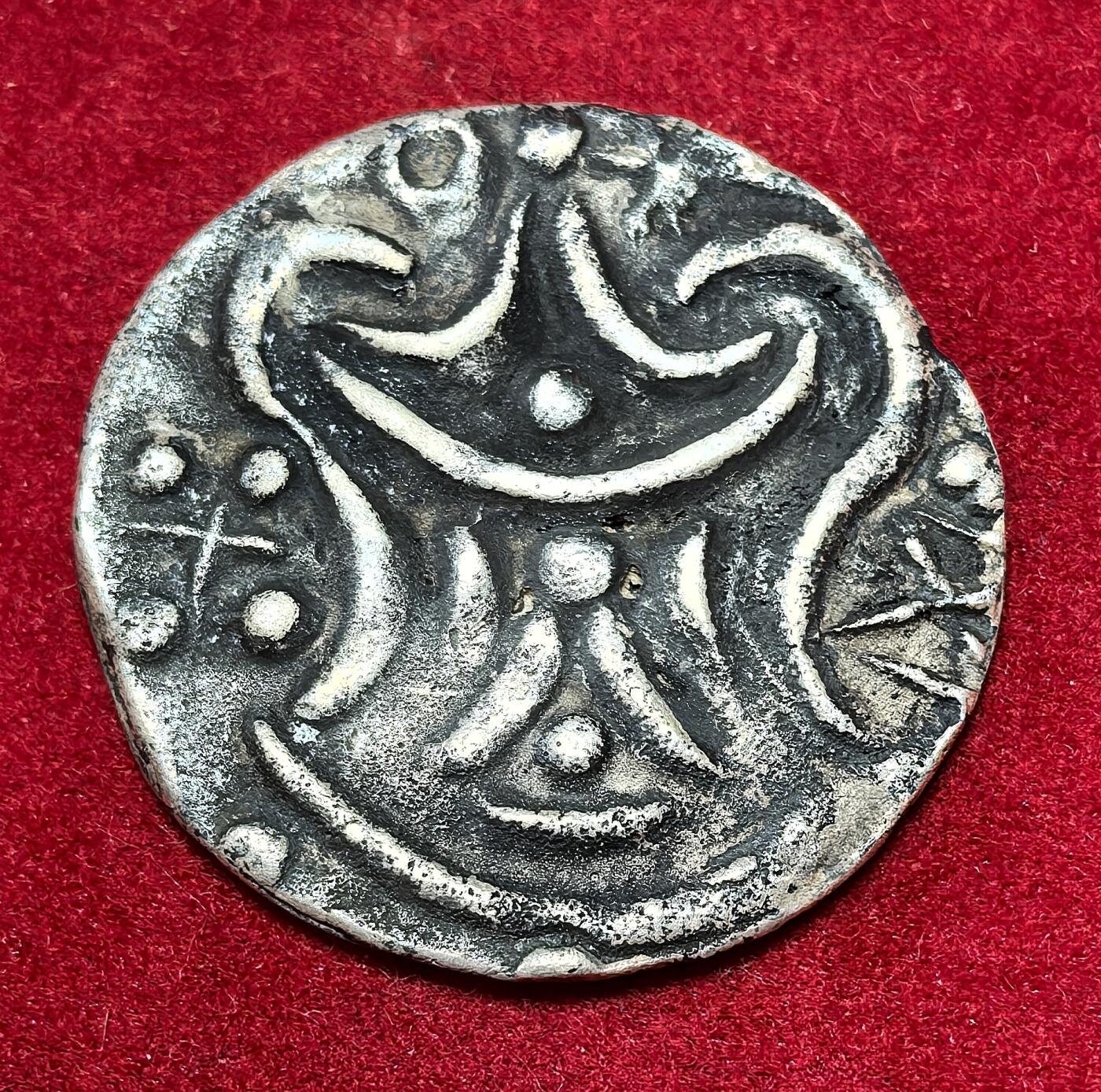 凡希社世界钱币微拍第二百八十期 七世纪骠国UNIT银币，实重7.29g，后期减重版本，表面一层黑色板结物，实际币重更轻，ROBINSON&SHAW目录编号3.9
