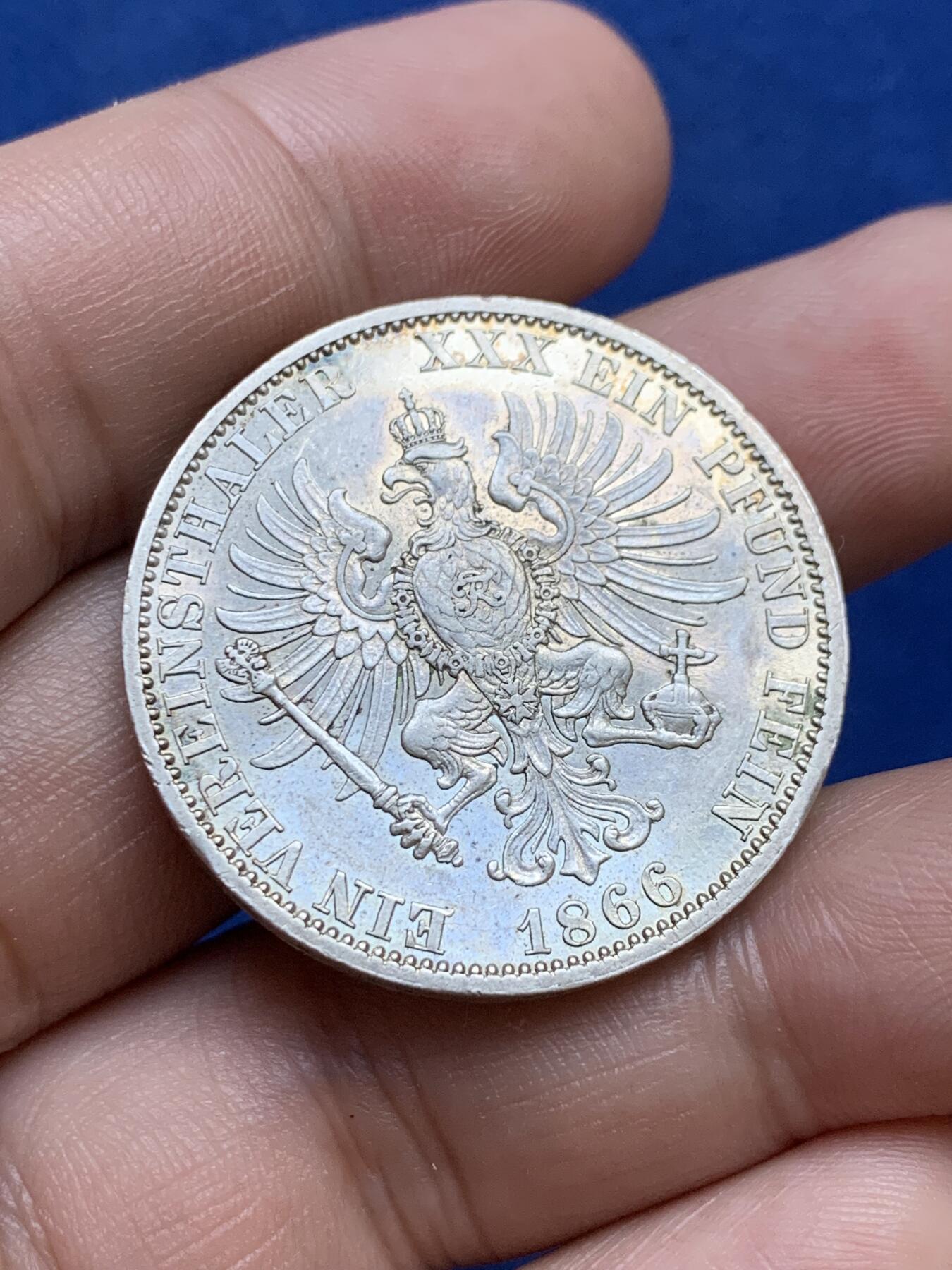 《竞宝斋》第296场- 周日，周一  2场连拍 （全场包邮） 德国普鲁士1866年普奥战争胜利1泰勒银币威廉一世带桂冠头像 底板有镜面感 牛皮纸保养边铭清晰