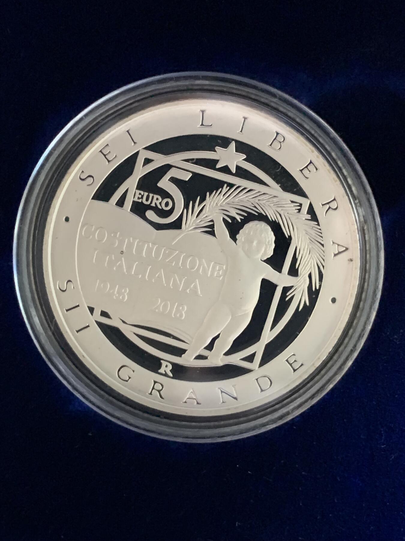 《竞宝斋》第296场- 周日，周一  2场连拍 （全场包邮） 意大利2018年宪法70周年彩银5欧纪念币 限量5000枚 2020年克劳斯世界硬币大奖赛之年度最佳时事币 盒证齐全 精制币 18g 925银 32mm