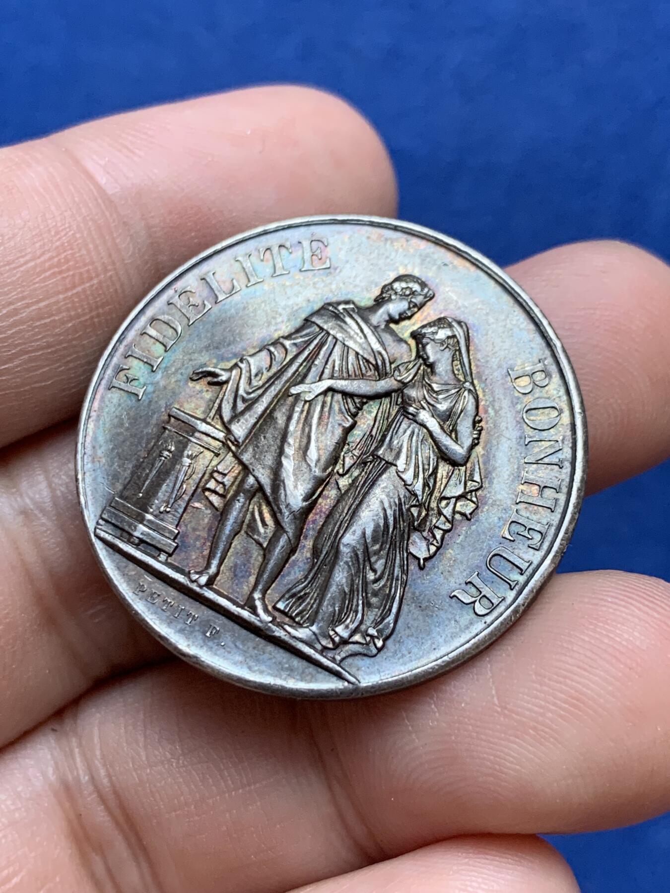 《竞宝斋》第296场- 周日，周一  2场连拍 （全场包邮） 法国婚姻纪念圆型 银质婚章 丰饶角边铭 32mm 15.9g