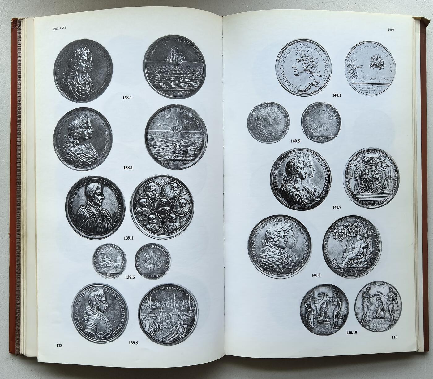 凡希社世界钱币微拍第二百八十期 1984年版SPINK英国纪念章目录，1558至当下，八五品，除了章牌信息和给出的参考价以外，还介绍了英国纪念章的源起，背景和制造工艺，相当实用的手册。