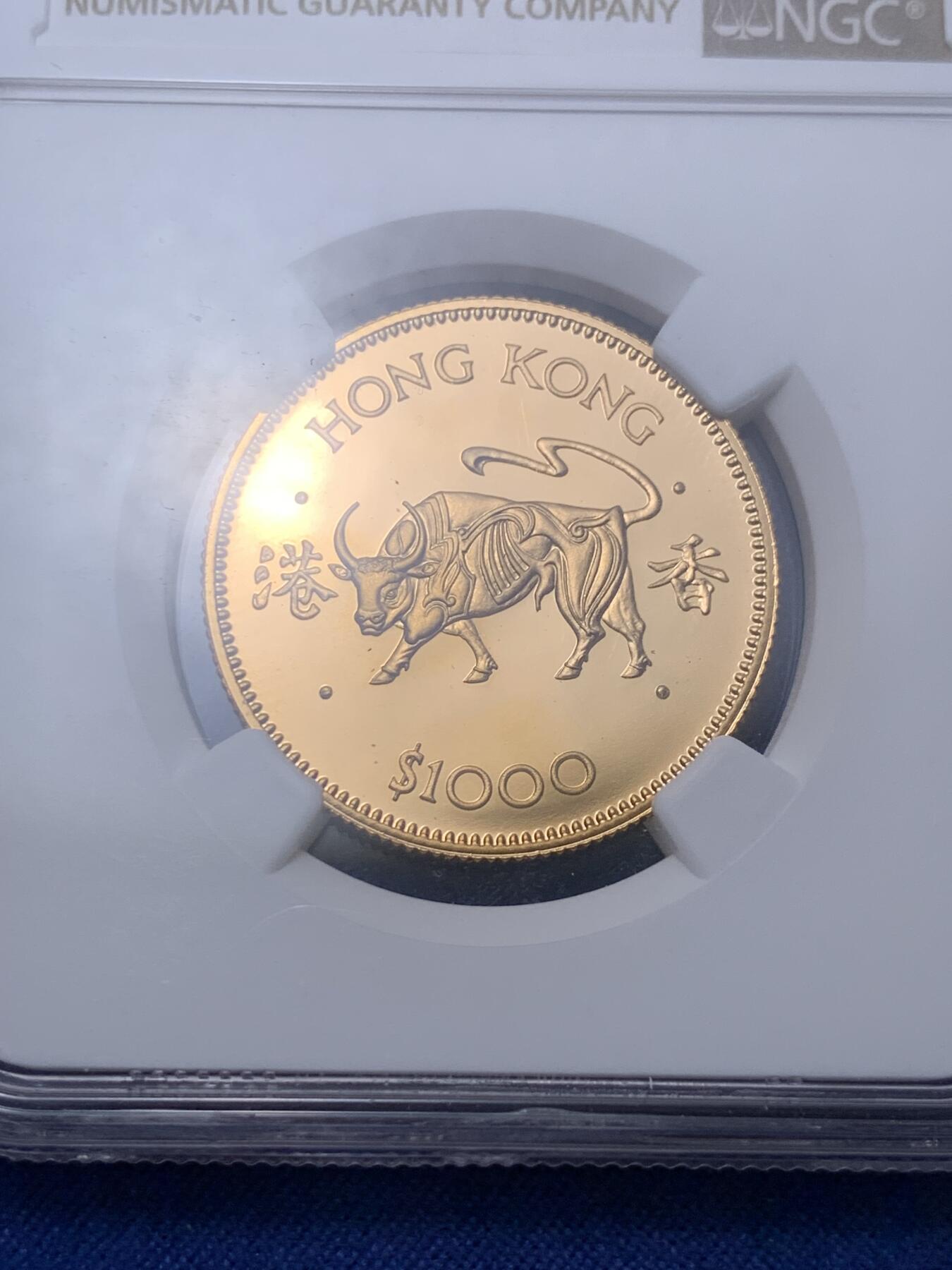《竞宝斋》第296场- 周日，周一  2场连拍 （全场包邮） NGC PF68 ultra cameo 香港 1985年  1000元 金牛大金币 15.97克，发行量4万枚，汉字和英文的香港，中西结合，伊丽莎白二世年轻貌美，牛币就是牛皮哄哄牛气冲天
