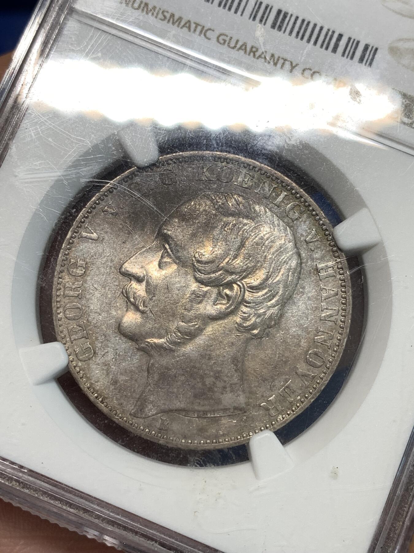 《竞宝斋》第296场- 周日，周一  2场连拍 （全场包邮） NGC AU55 德国 1861年 1泰勒 汉诺威狮马泰勒 原味包浆 背面盾徽充分体现了当时德国工艺制造水平 距今约有160多年历史，AU裸币拍卖成交价目前在950元！