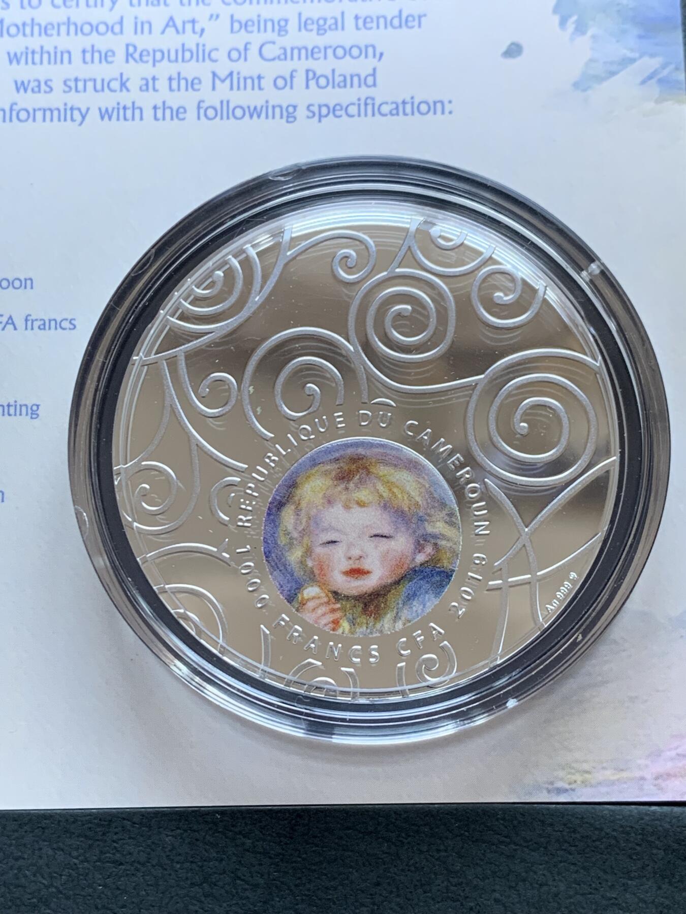 《竞宝斋》第296场- 周日，周一  2场连拍 （全场包邮） 喀麦隆2019年世界大师杰作系列(1)雷诺阿印象派超级名画《母爱(拿饼干的婴儿)》双面彩色精制银币(谐音:爱您永久), 1盎司加大(直径达50mm)， 系列第一枚（龙头币)，此画被誉为“越欣赏越迷人”的画，原价148美元 盒证齐全 精制币 1盎司 999银 50mm