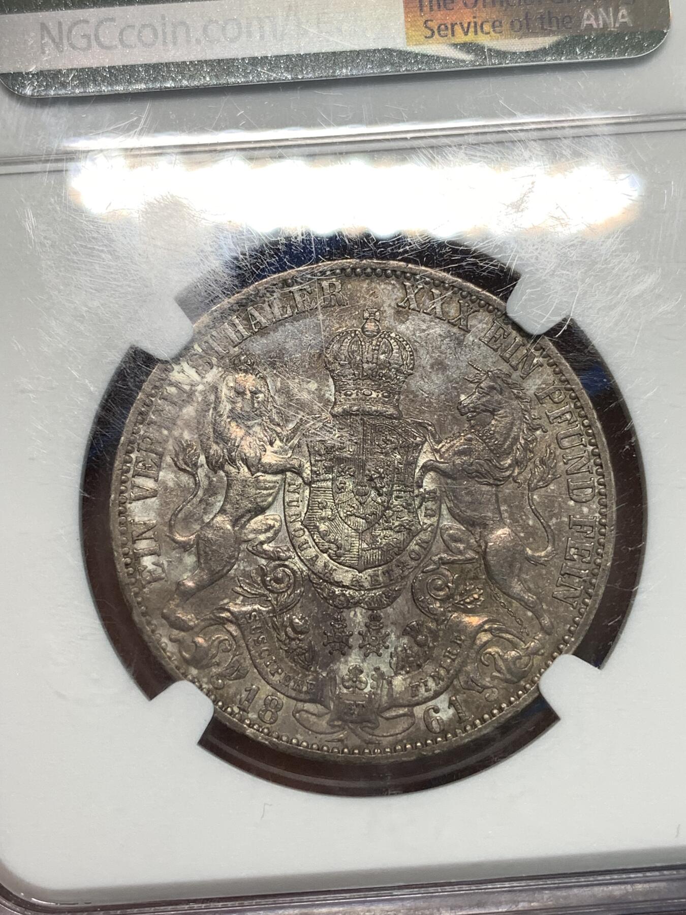 《竞宝斋》第296场- 周日，周一  2场连拍 （全场包邮） NGC AU55 德国 1861年 1泰勒 汉诺威狮马泰勒 原味包浆 背面盾徽充分体现了当时德国工艺制造水平 距今约有160多年历史，AU裸币拍卖成交价目前在950元！