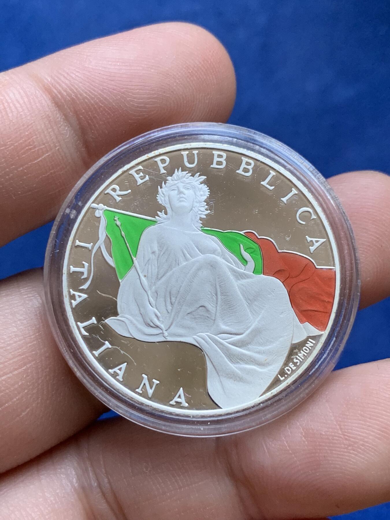 《竞宝斋》第296场- 周日，周一  2场连拍 （全场包邮） 意大利2018年宪法70周年彩银5欧纪念币 限量5000枚 2020年克劳斯世界硬币大奖赛之年度最佳时事币 盒证齐全 精制币 18g 925银 32mm