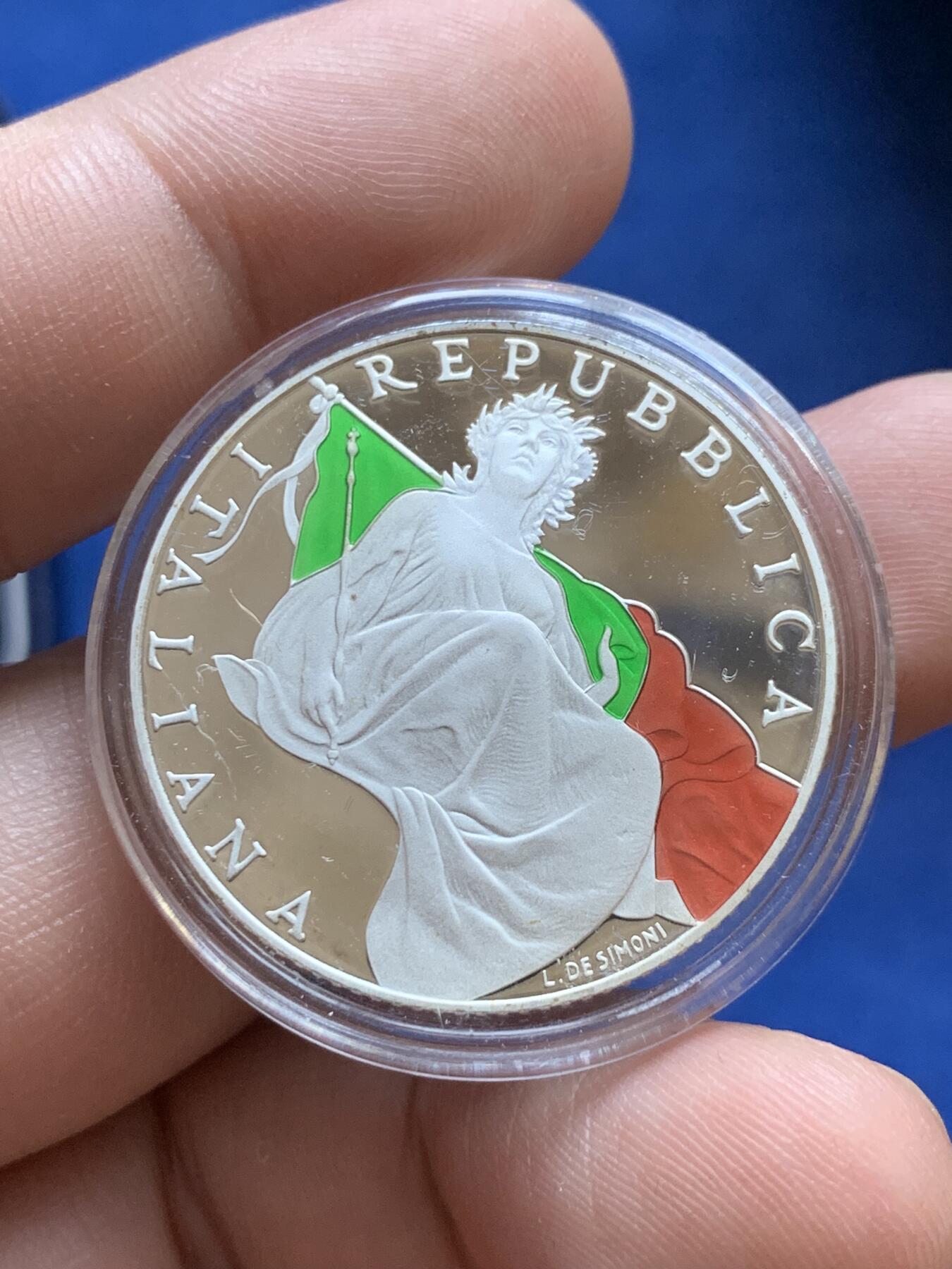 《竞宝斋》第296场- 周日，周一  2场连拍 （全场包邮） 意大利2018年宪法70周年彩银5欧纪念币 限量5000枚 2020年克劳斯世界硬币大奖赛之年度最佳时事币 盒证齐全 精制币 18g 925银 32mm