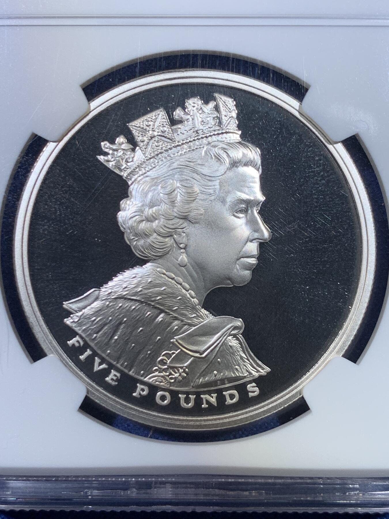 《竞宝斋》第296场- 周日，周一  2场连拍 （全场包邮） NGC PF69UC 英国 2002年 5镑银币（伊丽莎白二世女王金禧登基50周年纪念精制银币，女王最经典的骑马造型，镜面效果霸道）