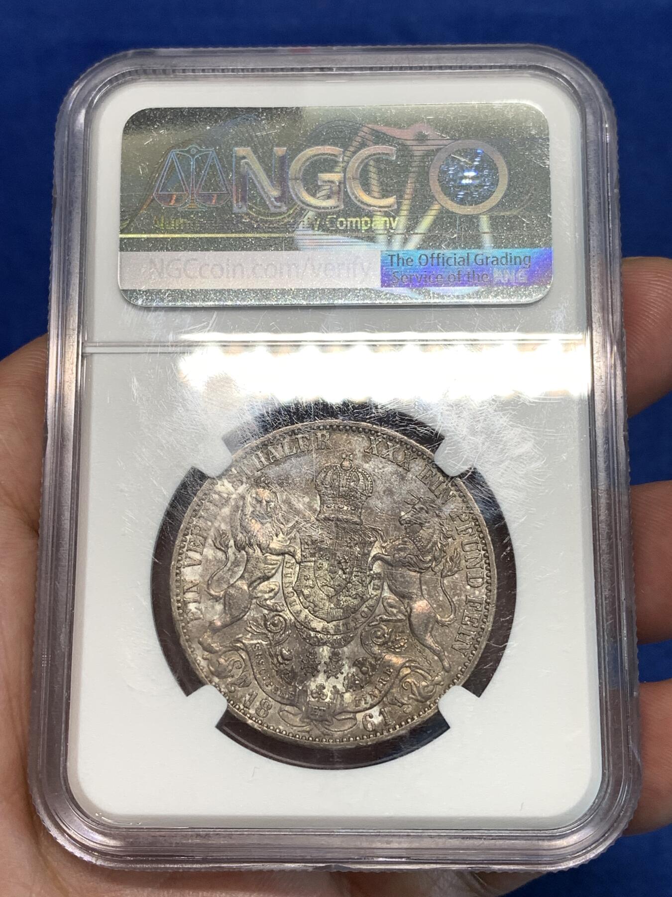 《竞宝斋》第296场- 周日，周一  2场连拍 （全场包邮） NGC AU55 德国 1861年 1泰勒 汉诺威狮马泰勒 原味包浆 背面盾徽充分体现了当时德国工艺制造水平 距今约有160多年历史，AU裸币拍卖成交价目前在950元！