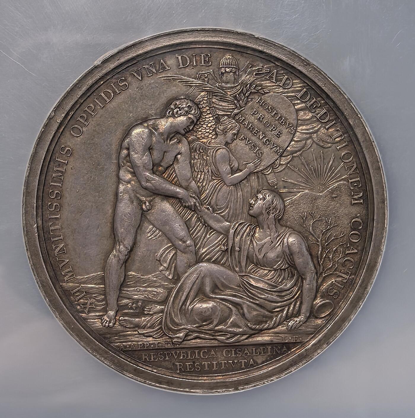 凡希社世界钱币微拍第二百八十期 稀！历史名章 ANVIII(1800)法兰西第一执政拿破仑重建奇萨尔皮尼共和国纪念银章NGC-AU58，意大利币章名家Lavy雕模，正面的拿破仑英俊威武，背面赫拉克勒斯两手扶起地上的意大利女神，珍稀且设计极为精美。欧洲拍卖行XF-UNC裸章落槌价在1100-2600欧不等，参见后三图。传世五彩浓郁，设计