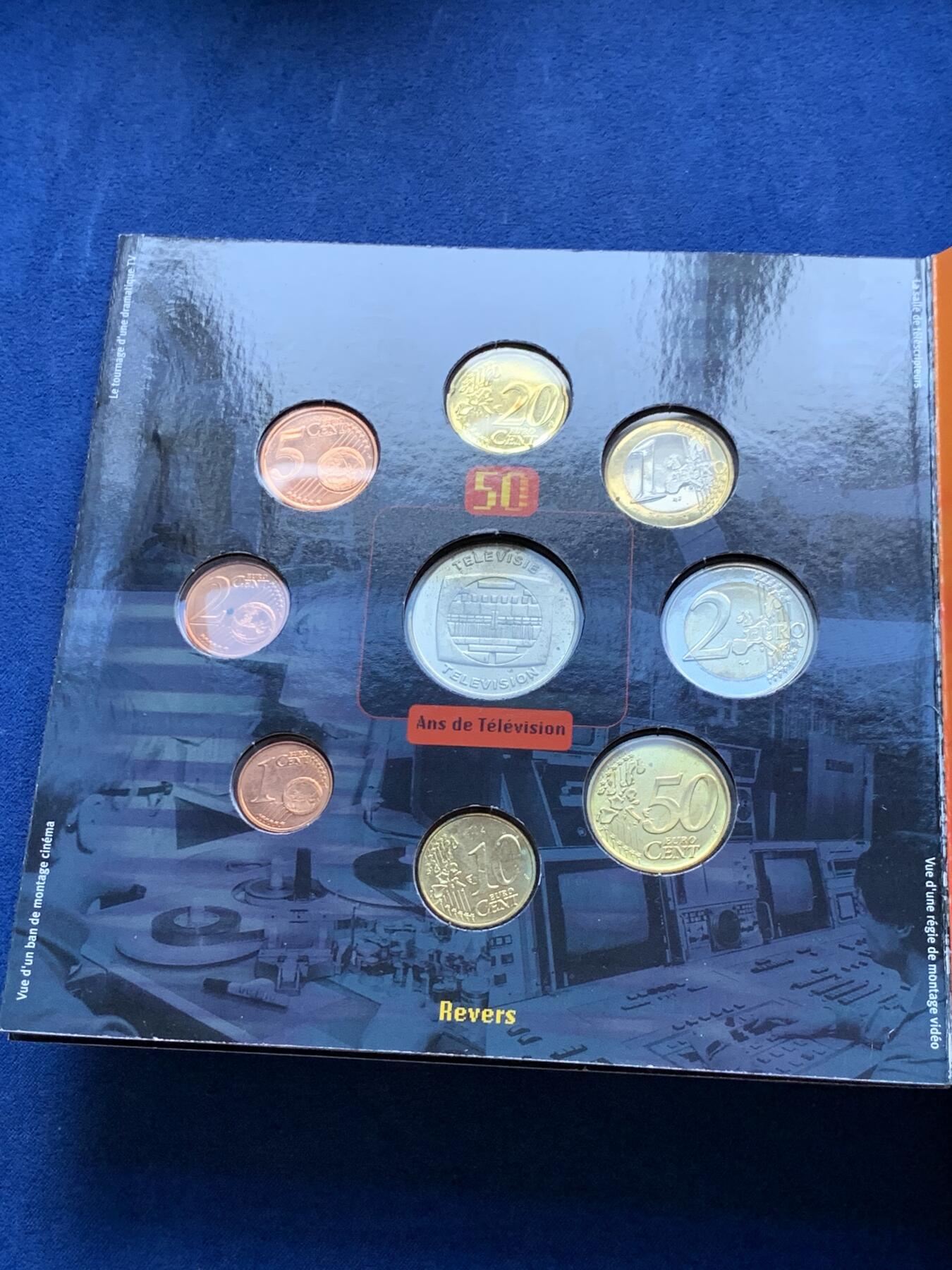 《竞宝斋》第296场- 周日，周一  2场连拍 （全场包邮） 比利时2003年电视50周年2欧元套币 带一枚章