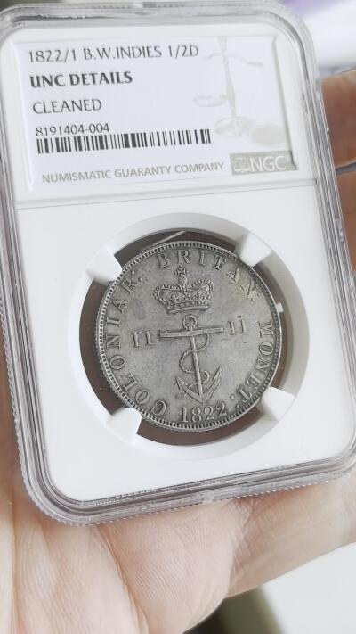凡希社世界钱币微拍第二百八十期 荐！1822/1英国殖民地锚币1/2元NGC-UNCD，中灰包浆，细节完美，有分没分可能也只在一念之间。英国为各殖民地发行的一套通用货币，规格以墨西哥银元的1/2、1/4、1/8和1/16为标准，其他三种小面值相对常见，唯独1/2，不管哪种品相都稀有，这枚如果在纸袋里放置一段时日，极大概率会有分，去年一枚P63得价5280美金。
