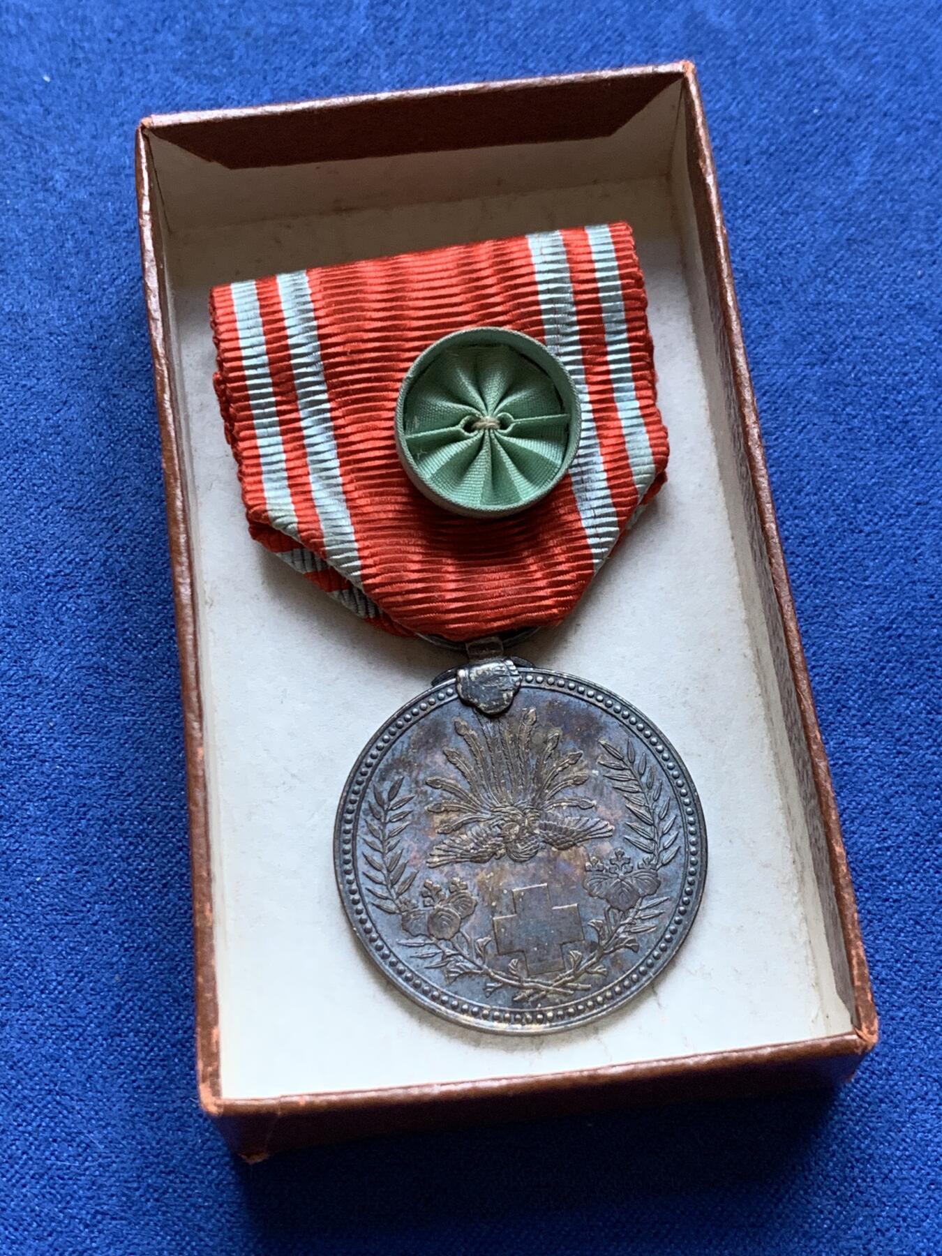 《竞宝斋》第296场- 周日，周一  2场连拍 （全场包邮） 日本 银质 赤十字会员章