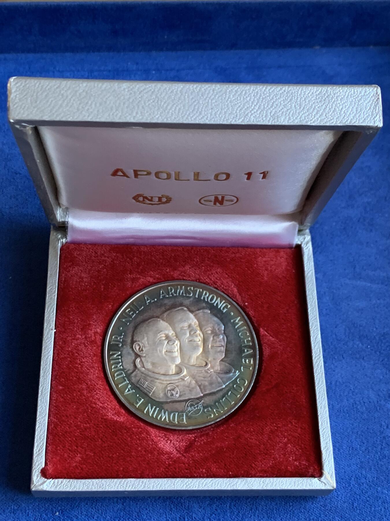 《竞宝斋》第296场- 周日，周一  2场连拍 （全场包邮） 美国 1969年阿波罗11号登月精制银章，五彩包浆，22克原盒