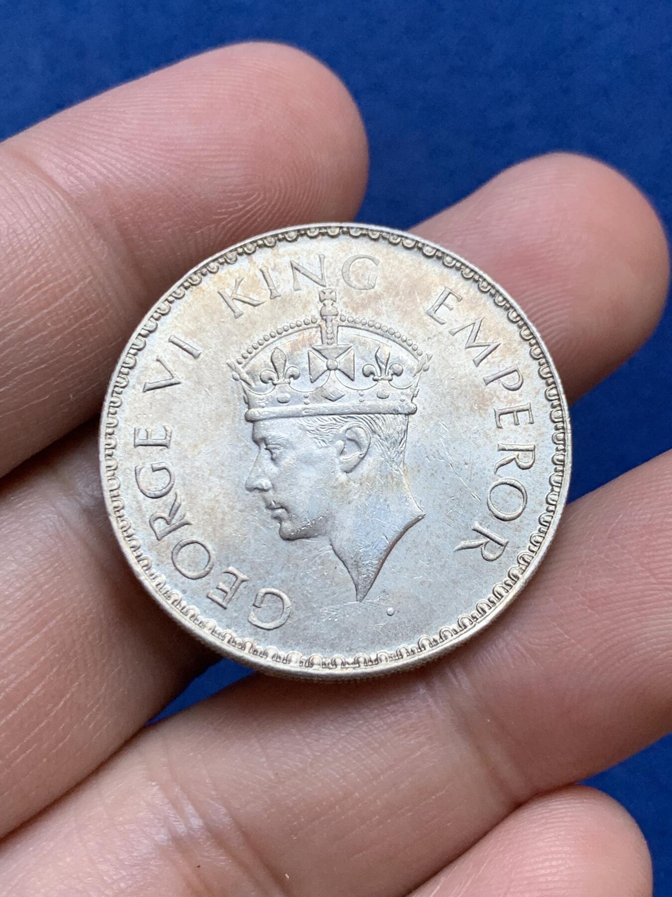 《竞宝斋》第296场- 周日，周一  2场连拍 （全场包邮） 英属印度1941年乔治六世1卢比银币 牛皮纸保养光度不错