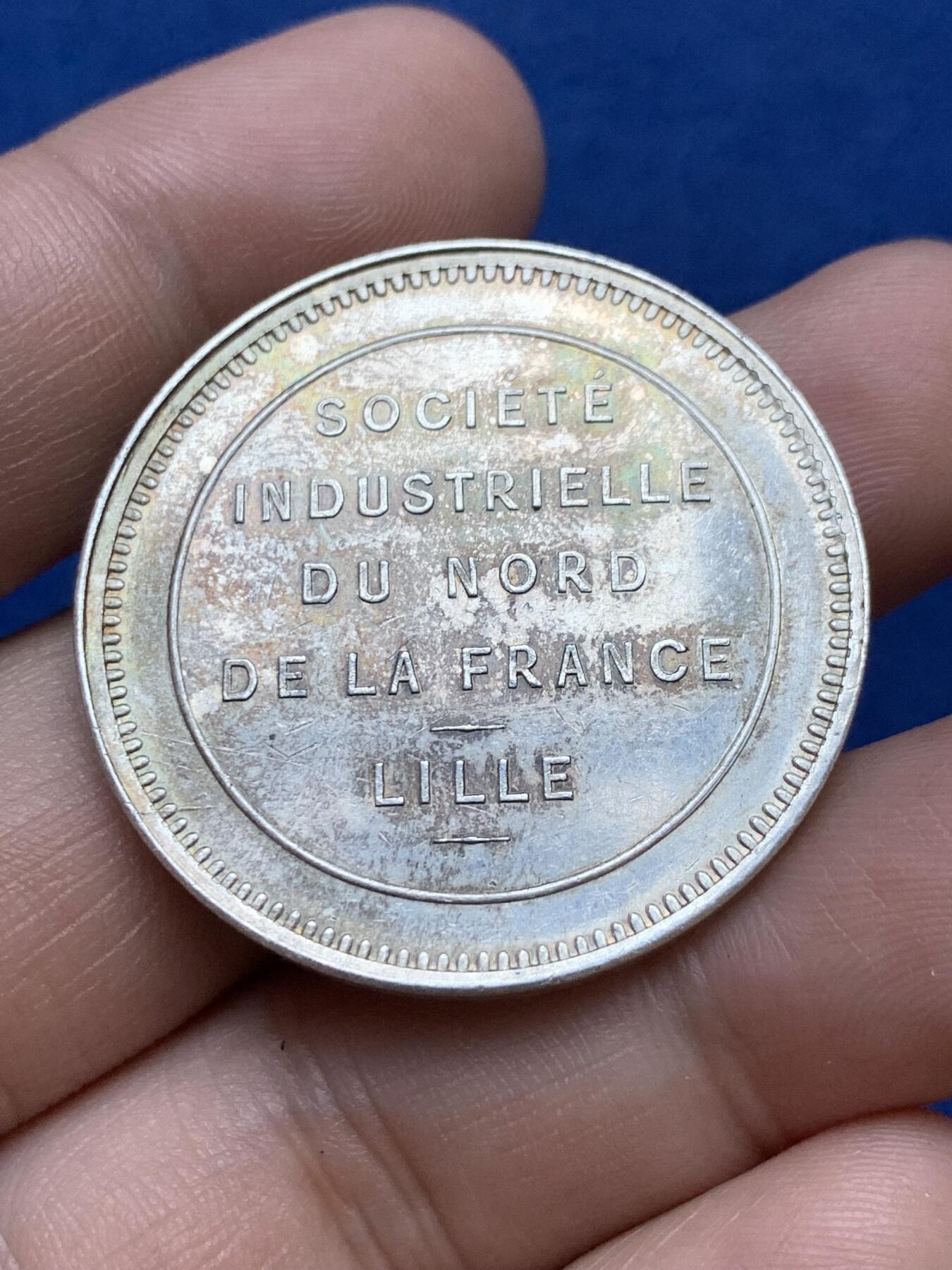 《竞宝斋》第296场- 周日，周一  2场连拍 （全场包邮） 法国里尔工业公司圆型银章 丰饶角边铭  37mm 22.3g