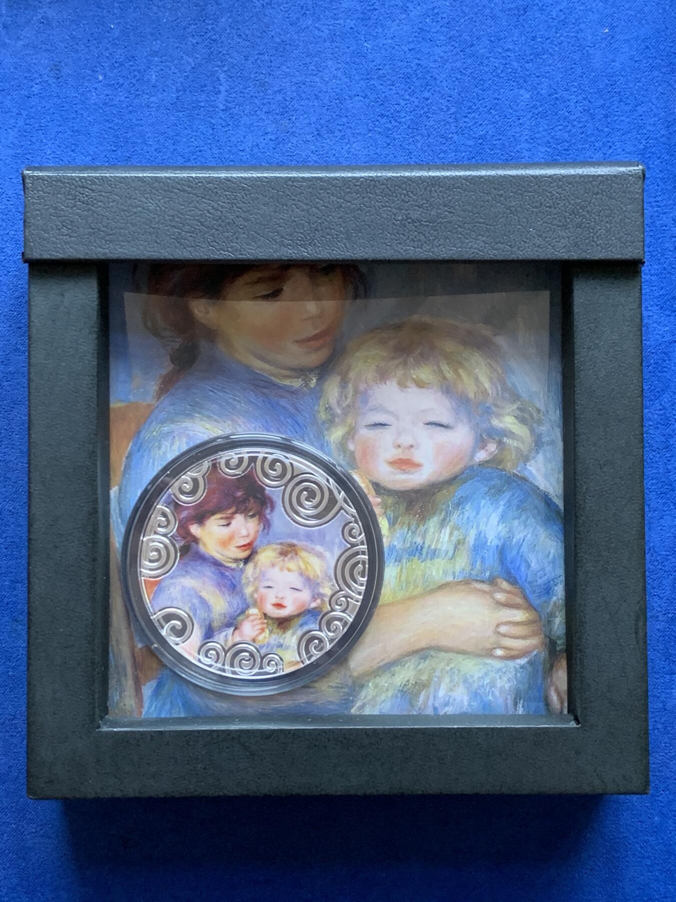 《竞宝斋》第296场- 周日，周一  2场连拍 （全场包邮） 喀麦隆2019年世界大师杰作系列(1)雷诺阿印象派超级名画《母爱(拿饼干的婴儿)》双面彩色精制银币(谐音:爱您永久), 1盎司加大(直径达50mm)， 系列第一枚（龙头币)，此画被誉为“越欣赏越迷人”的画，原价148美元 盒证齐全 精制币 1盎司 999银 50mm