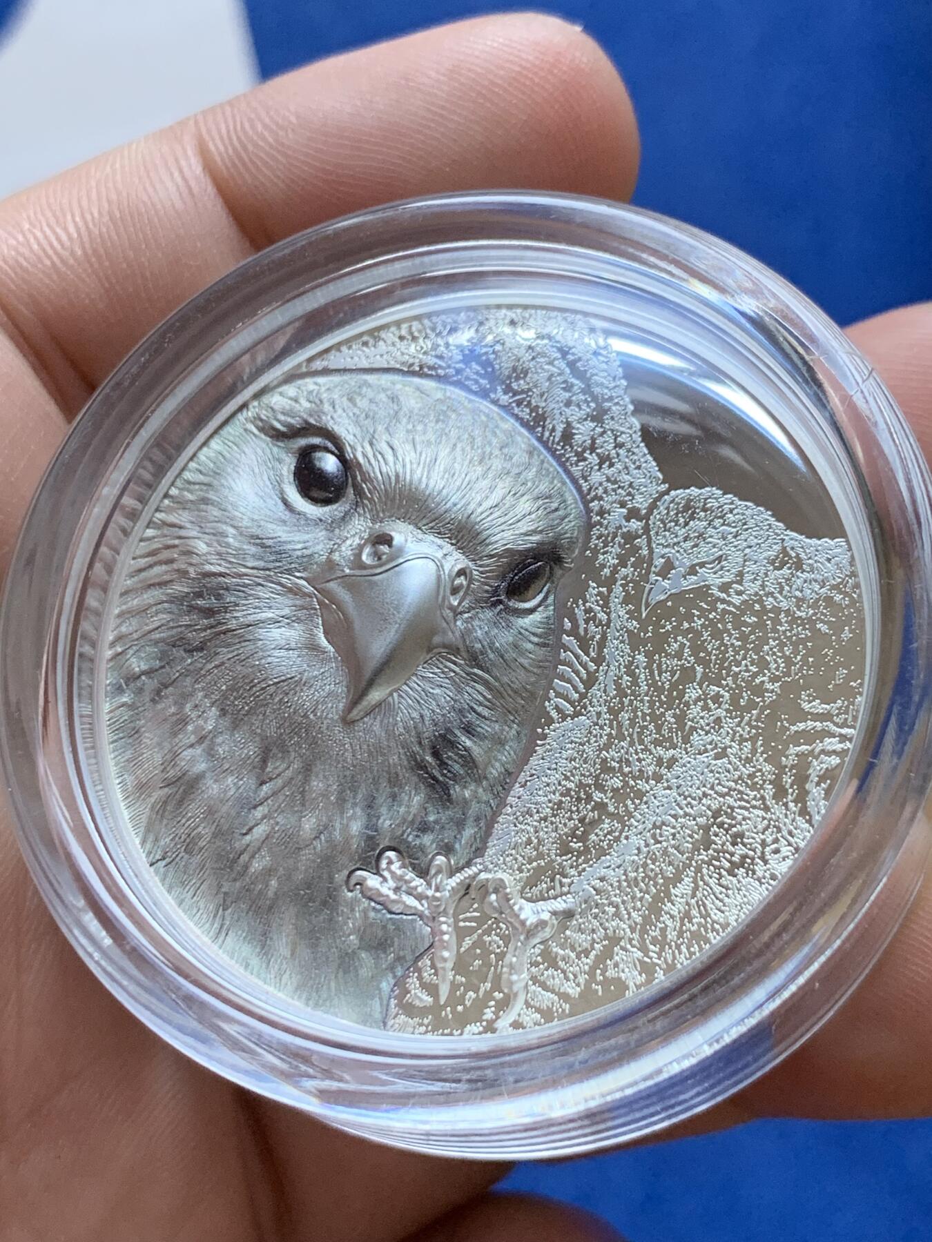 《竞宝斋》第296场- 周日，周一  2场连拍 （全场包邮） 蒙古2023年野生动物系列猎鹰2000图格里克（3盎司版本，双面超高浮雕工艺，限量999枚） 盒证齐全 精制币 3盎司 999银 45mm