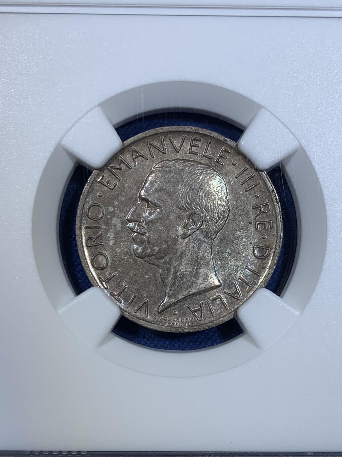 《竞宝斋》第296场- 周日，周一  2场连拍 （全场包邮） NGC MS62 意大利1930年R罗马厂5里拉银币 经典设计，打制深峻，靛蓝色彩包浆