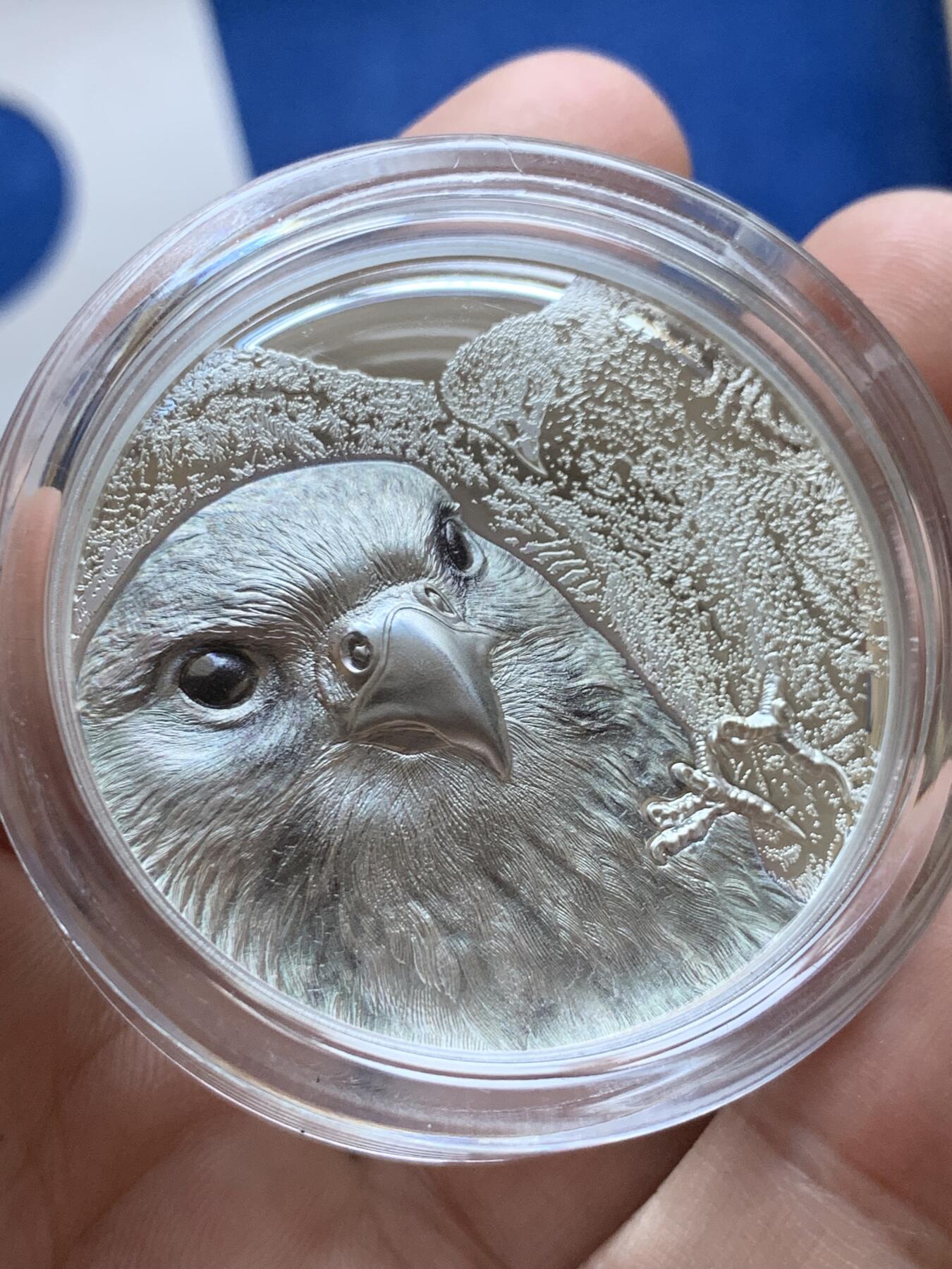 《竞宝斋》第296场- 周日，周一  2场连拍 （全场包邮） 蒙古2023年野生动物系列猎鹰2000图格里克（3盎司版本，双面超高浮雕工艺，限量999枚） 盒证齐全 精制币 3盎司 999银 45mm