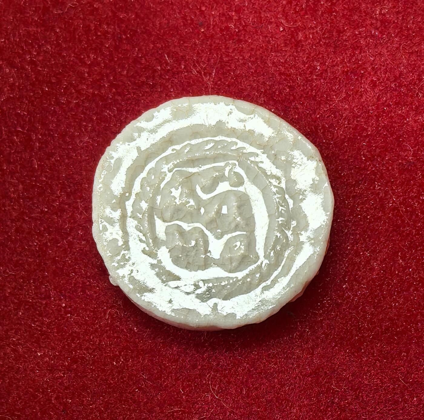 凡希社世界钱币微拍第二百八十期 暹罗“得喜一百/以信义为利”瓷币 面值：海贝一百巴，釉面完美。