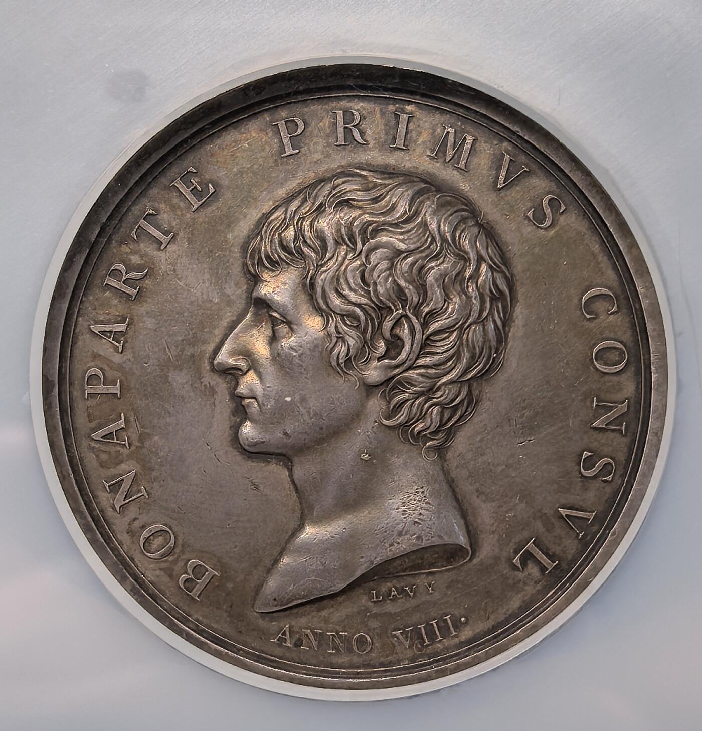 凡希社世界钱币微拍第二百八十期 稀！历史名章 ANVIII(1800)法兰西第一执政拿破仑重建奇萨尔皮尼共和国纪念银章NGC-AU58，意大利币章名家Lavy雕模，正面的拿破仑英俊威武，背面赫拉克勒斯两手扶起地上的意大利女神，珍稀且设计极为精美。欧洲拍卖行XF-UNC裸章落槌价在1100-2600欧不等，参见后三图。传世五彩浓郁，设计