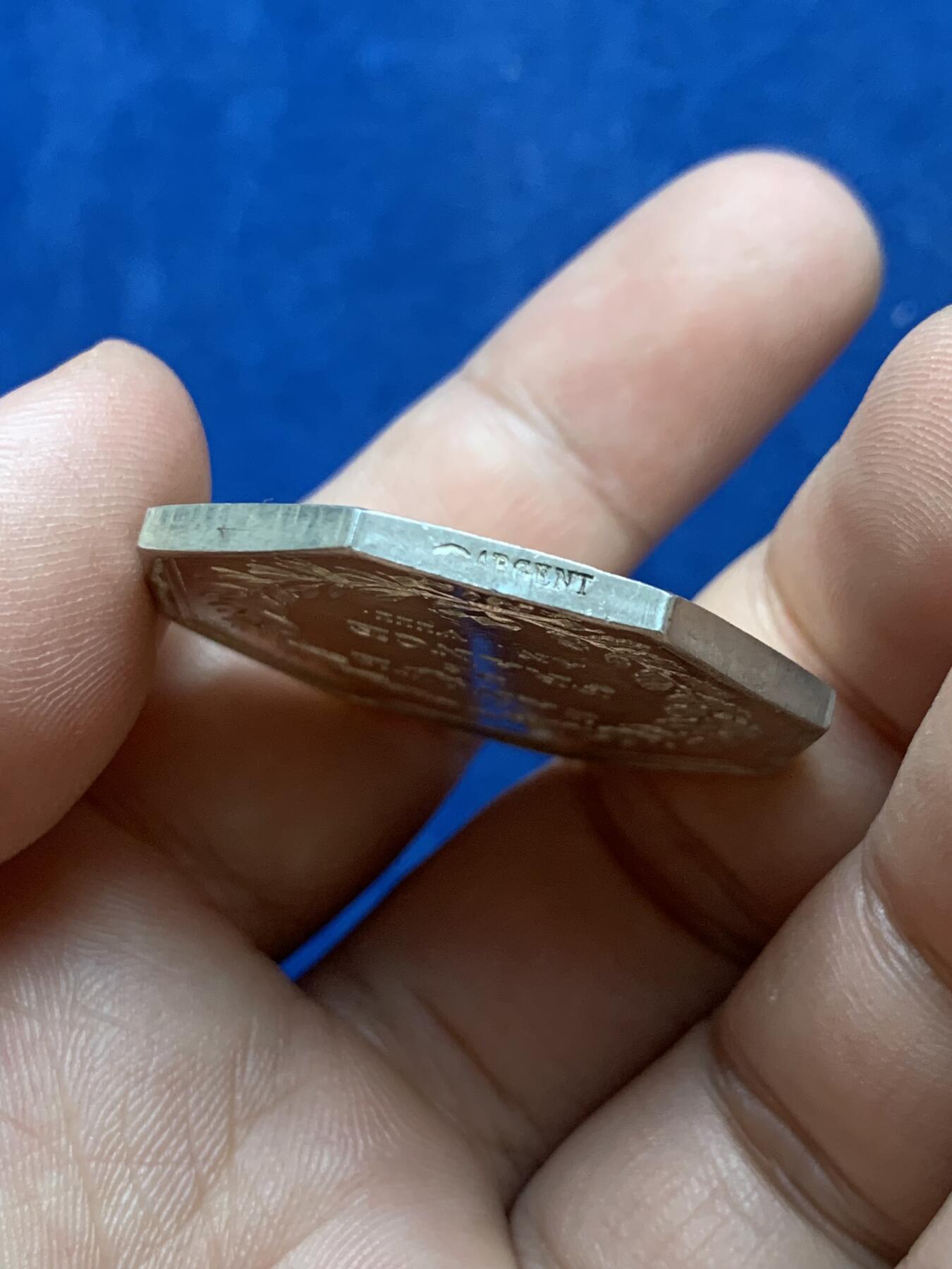 《竞宝斋》第296场- 周日，周一  2场连拍 （全场包邮） 法国1800年法兰西银行成立银质代币，25.01g，36.4mm，手指边铭，可送评级