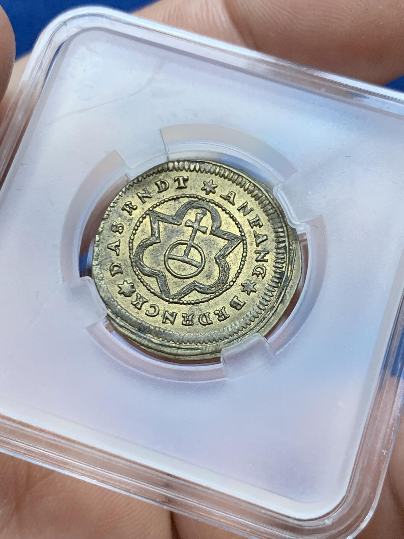 《竞宝斋》第296场- 周日，周一  2场连拍 （全场包邮） 神圣罗马帝国纽伦堡1783年代币，正面是神圣罗马皇帝约瑟夫二世半身像，背面是经典的王权宝球，由三个三角和三个半圆环绕。背面的铭文ANFANG BEDENCK DAS ENDT意为：在开始时想到最后