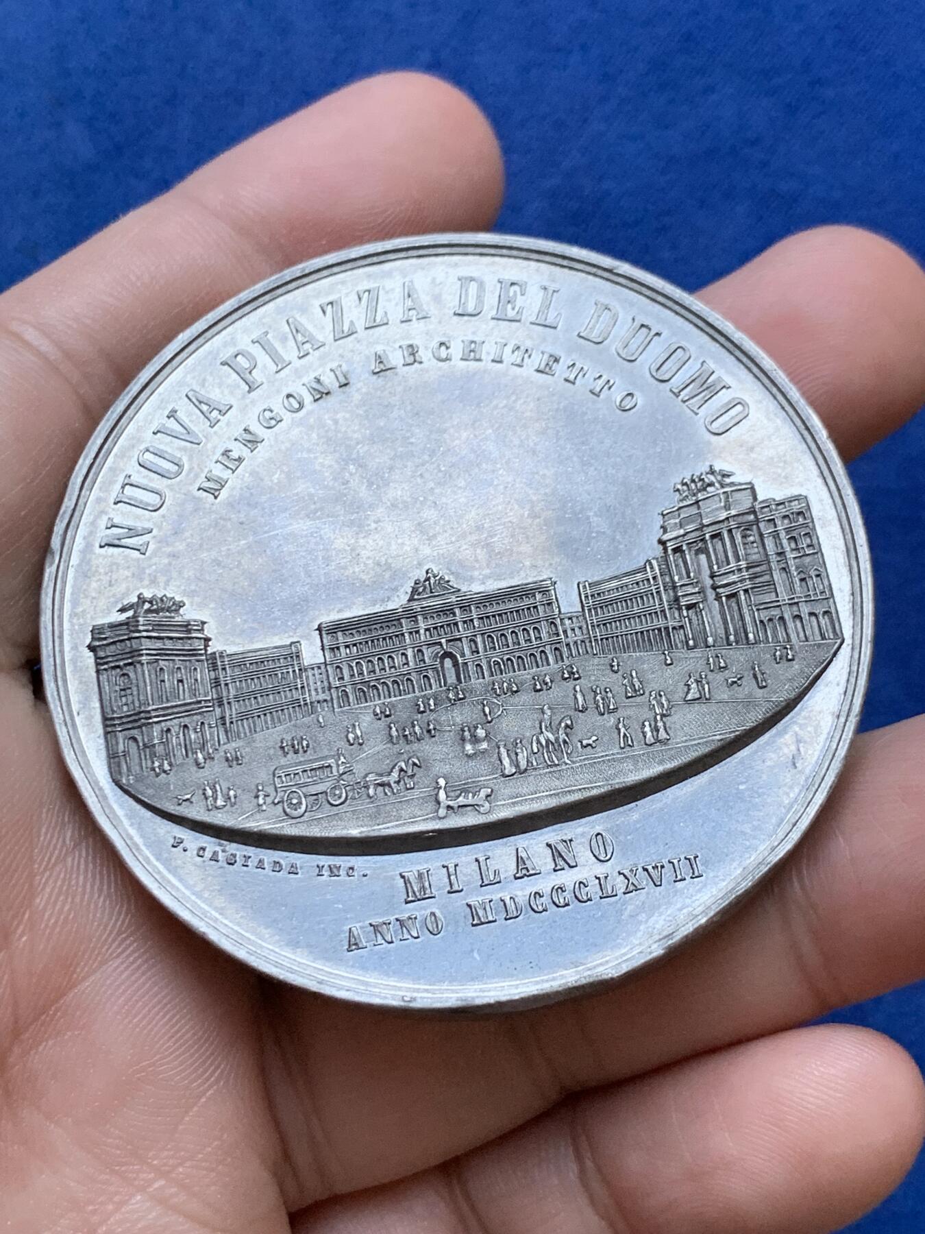 《竞宝斋》第296场- 周日，周一  2场连拍 （全场包邮） 意大利1867年米兰中心广场及米兰大教堂纪念章，白色金属材质，少见，高浮雕，细节栩栩如生。世界五大天主教堂之一，56mm大尺寸 75克