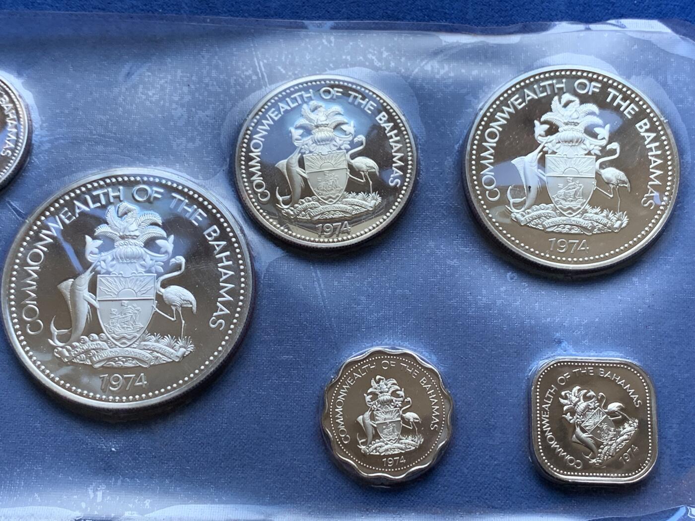 《竞宝斋》第296场- 周日，周一  2场连拍 （全场包邮） 巴哈马1974年精制套币，原盒证，国徽版。含50分、1、2、5元四枚银币，共含纯银90克