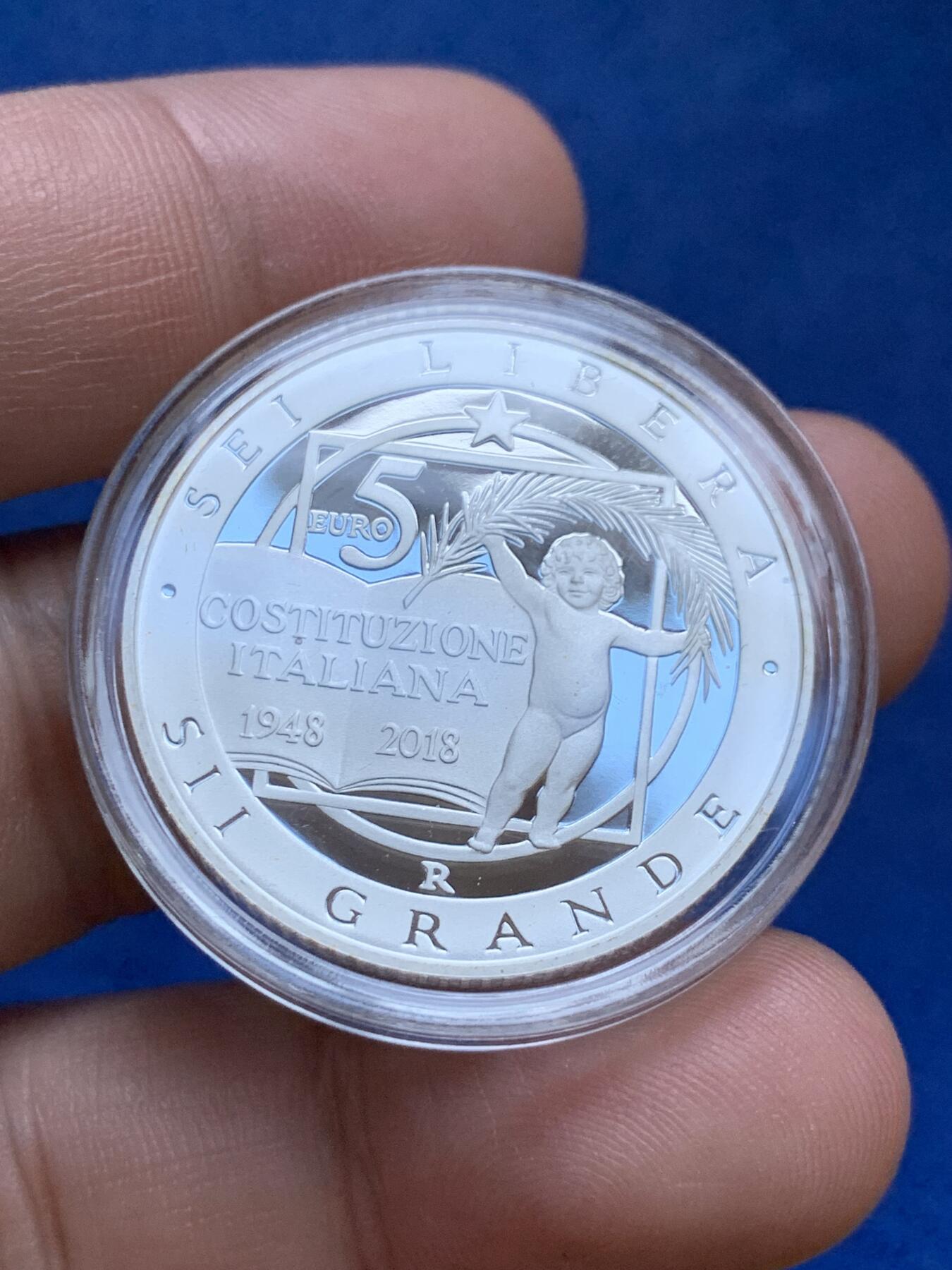 《竞宝斋》第296场- 周日，周一  2场连拍 （全场包邮） 意大利2018年宪法70周年彩银5欧纪念币 限量5000枚 2020年克劳斯世界硬币大奖赛之年度最佳时事币 盒证齐全 精制币 18g 925银 32mm