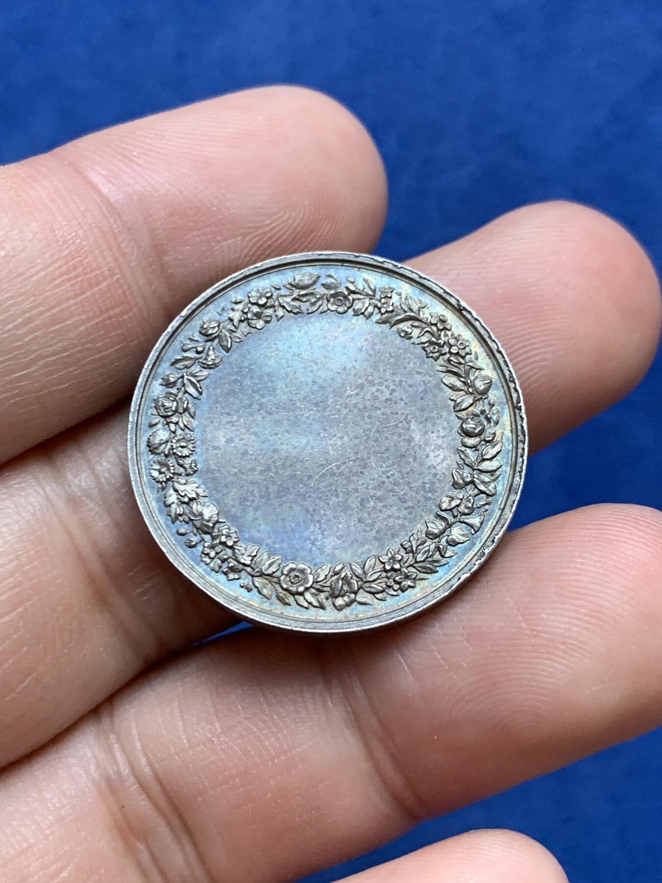 《竞宝斋》第296场- 周日，周一  2场连拍 （全场包邮） 法国基督教婚礼圆型 银质婚章 蜜蜂边铭 27mm 10g 