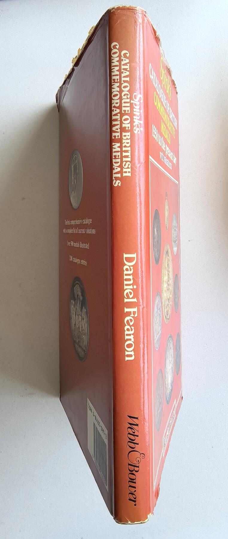凡希社世界钱币微拍第二百八十期 1984年版SPINK英国纪念章目录，1558至当下，八五品，除了章牌信息和给出的参考价以外，还介绍了英国纪念章的源起，背景和制造工艺，相当实用的手册。