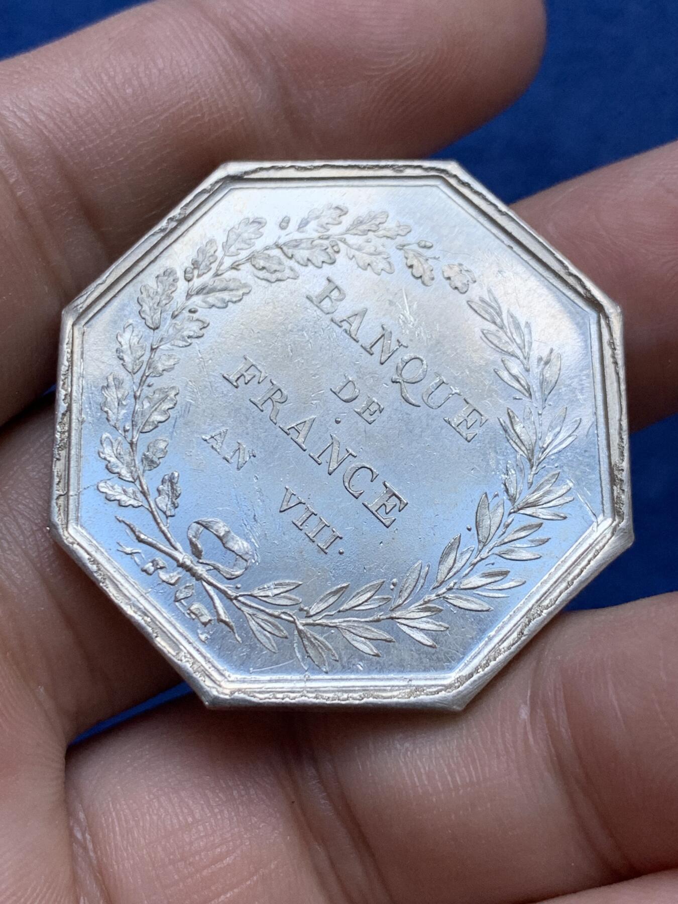 《竞宝斋》第296场- 周日，周一  2场连拍 （全场包邮） 法国1800年法兰西银行成立银质代币，25.01g，36.4mm，手指边铭，可送评级